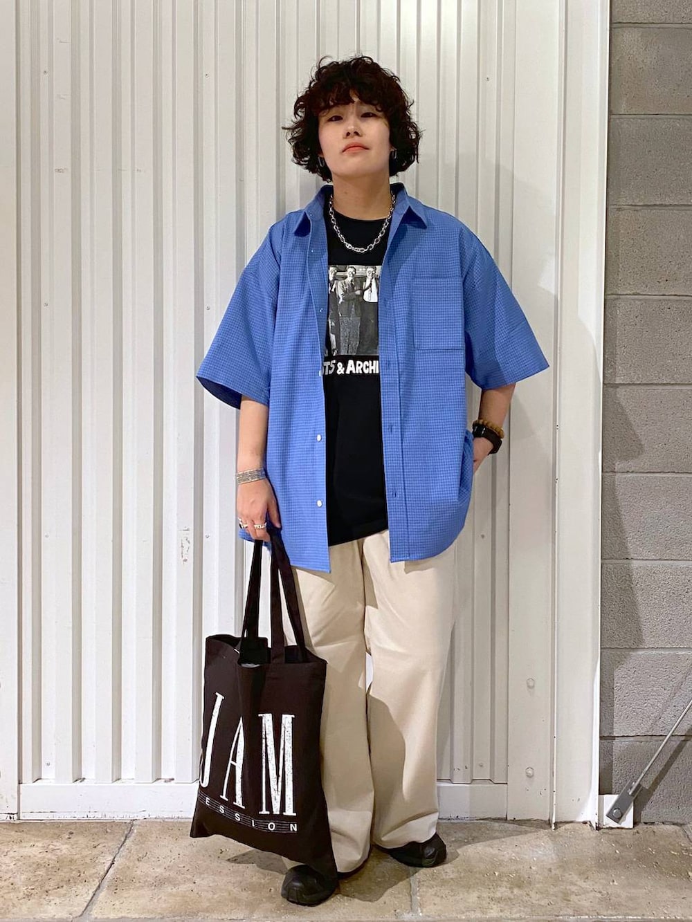 「ユニセックス、カジュアル、オーバーサイズ、デート/ロマンティック、低身長、女子ウケ、ラフ、ゆったり、モテ、ベーシック/シンプル、きれいめ、RAGEBLUE、シャツ、Tシャツ、ワイドパンツ」｜「RAGEBLUEのステンレスデザインショートネックレス（ネックレス、その他）」を使った、もりさん（メンズ・159cm）の夏コーディネートの2枚目の写真