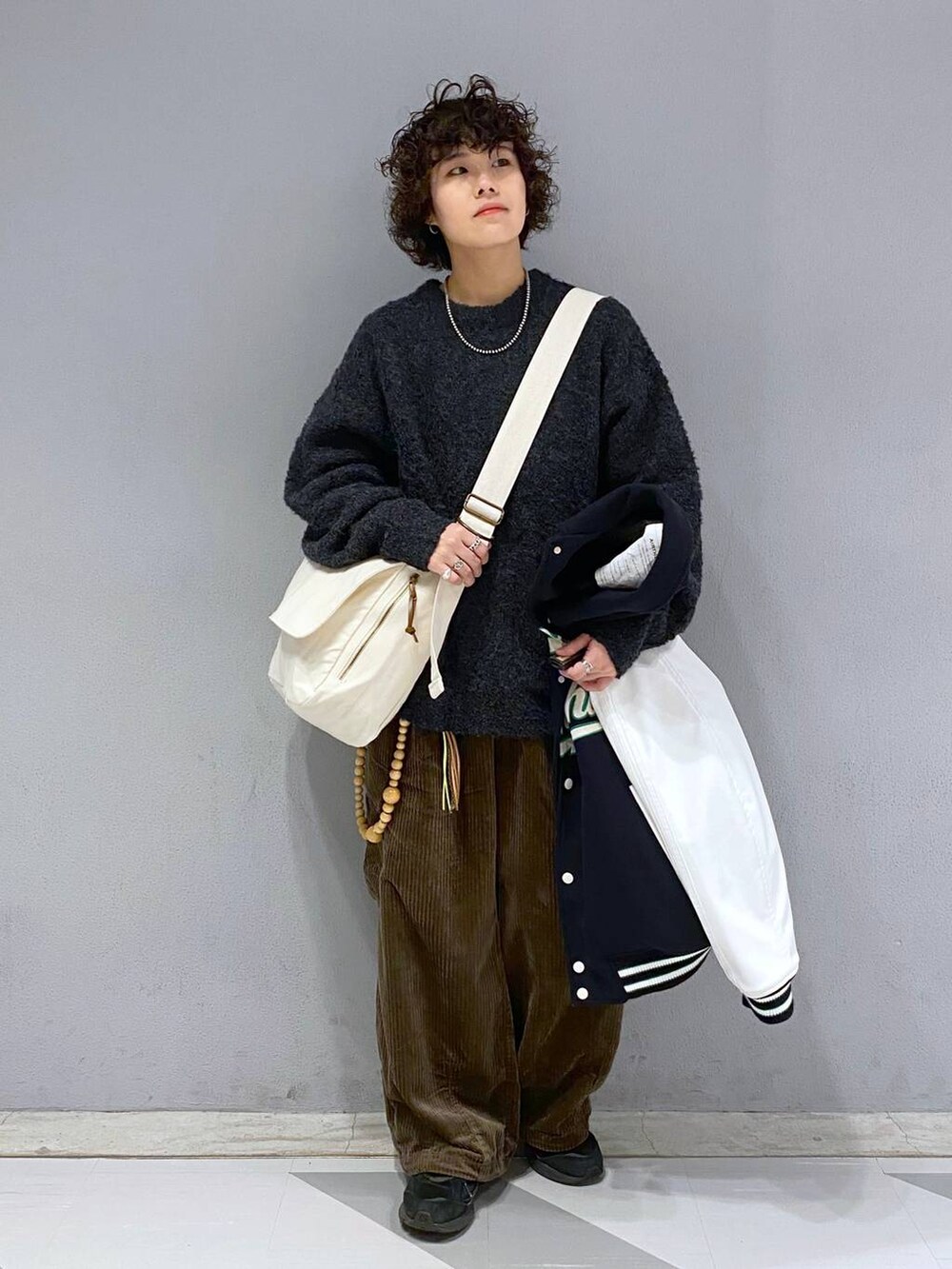 「ニット、ワイドパンツ、ユニセックス、カジュアル、オーバーサイズ、デート/ロマンティック、低身長、女子ウケ、ラフ、ゆったり、モテ、ベーシック/シンプル、きれいめ、RAGEBLUE、ジャケット」｜「RAGEBLUEの【WOOLLYTEC/ウーリーテック】ロゴワッペン/オーバーサイズスタジャン（スタジャン、ブルー系）」を使った、もりさん（メンズ・159cm）の秋コーディネートの7枚目の写真