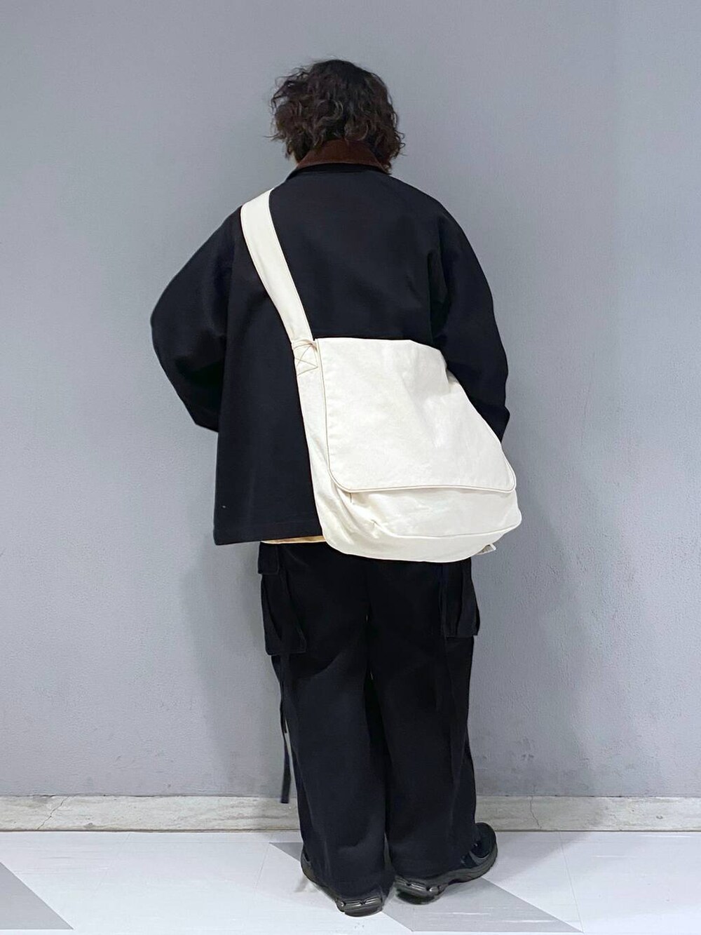 「ユニセックス、カジュアル、オーバーサイズ、デート/ロマンティック、低身長、女子ウケ、ラフ、ゆったり、モテ、ベーシック/シンプル、きれいめ、RAGEBLUE、ジャケット、ブルゾン、ニット」｜「RAGEBLUEの【APEX LEGENDS×RAGEBLUE】コラボプリントロンT（Tシャツ/カットソー、イエロー系）」を使った、もりさん（メンズ・159cm）の冬コーディネートの9枚目の写真