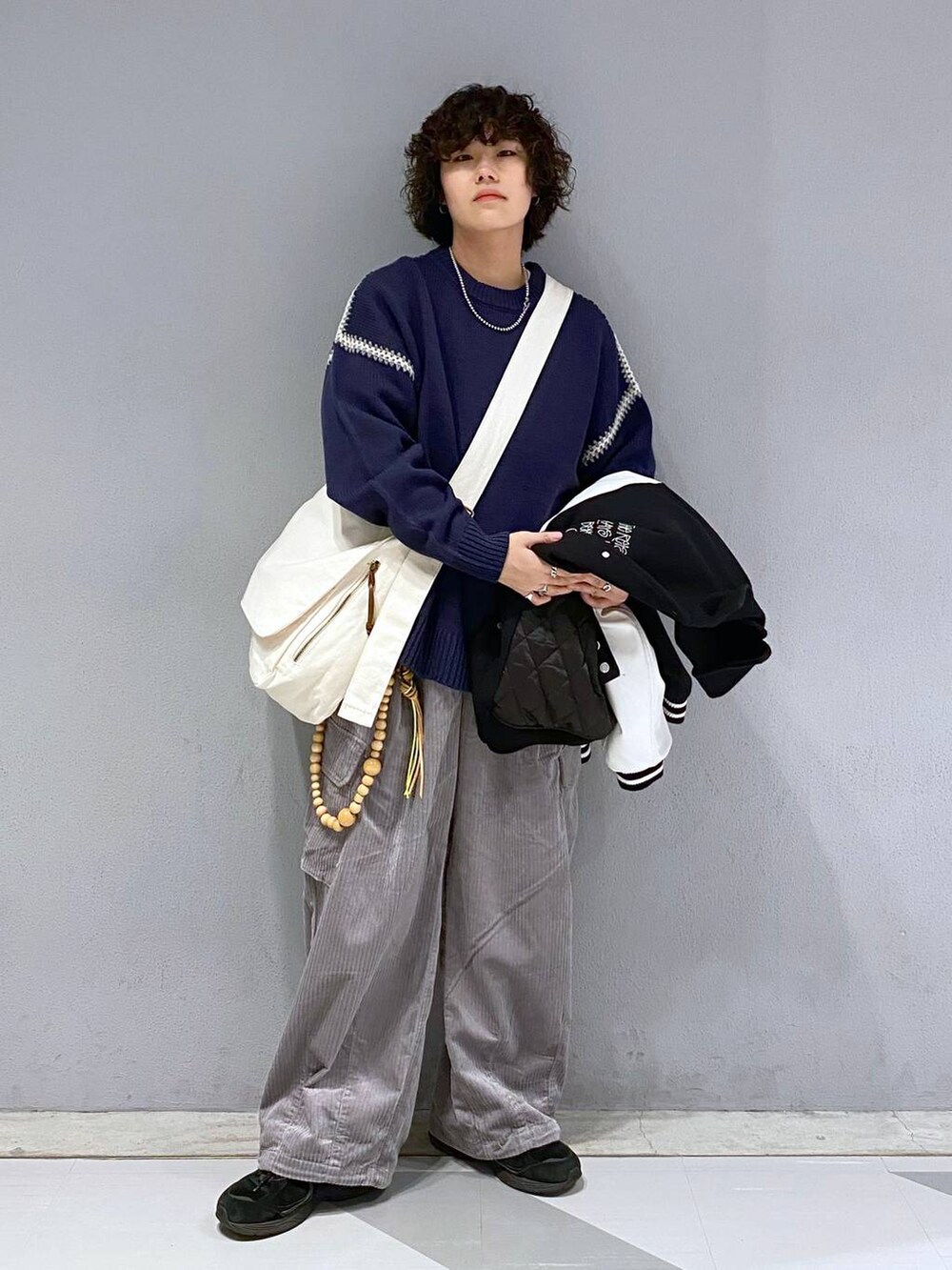 「ユニセックス、カジュアル、オーバーサイズ、デート/ロマンティック、低身長、女子ウケ、ラフ、ゆったり、モテ、ベーシック/シンプル、きれいめ、RAGEBLUE、ジャケット、ニット、ワイドパンツ」｜「RAGEBLUEの【WOOLLYTEC/ウーリーテック】ロゴワッペン/オーバーサイズスタジャン（スタジャン、ブラック系）」を使った、もりさん（メンズ・159cm）の秋コーディネートの2枚目の写真