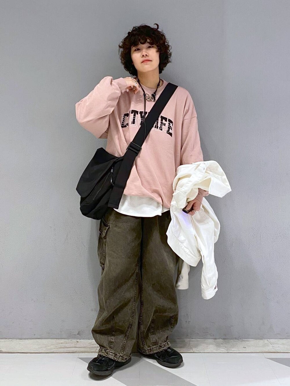 「ユニセックス、カジュアル、オーバーサイズ、デート/ロマンティック、低身長、女子ウケ、ラフ、ゆったり、モテ、ベーシック/シンプル、きれいめ、RAGEBLUE、ジャケット、デニムパンツ、デニムジャケット」｜「RAGEBLUEのフラップショルダーバッグ（ショルダーバッグ、ブラック系）」を使った、もりさん（メンズ・159cm）の冬コーディネートの7枚目の写真