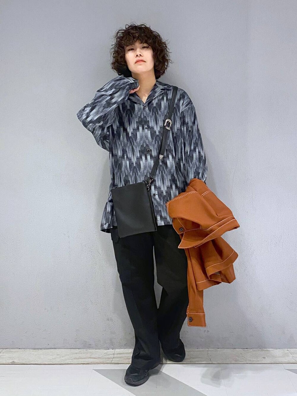 「モード、着痩せ・細見え、春コーデ、ラフ、ゆったり、モテ、ベーシック/シンプル、きれいめ、ユニセックス、カジュアル、オーバーサイズ、デート/ロマンティック、低身長、女子ウケ、RAGEBLUE」｜「RAGEBLUEのステッチショートルーズブルゾン（ブルゾン、ブラウン系）」を使った、もりさん（メンズ・159cm）の春コーディネートの2枚目の写真
