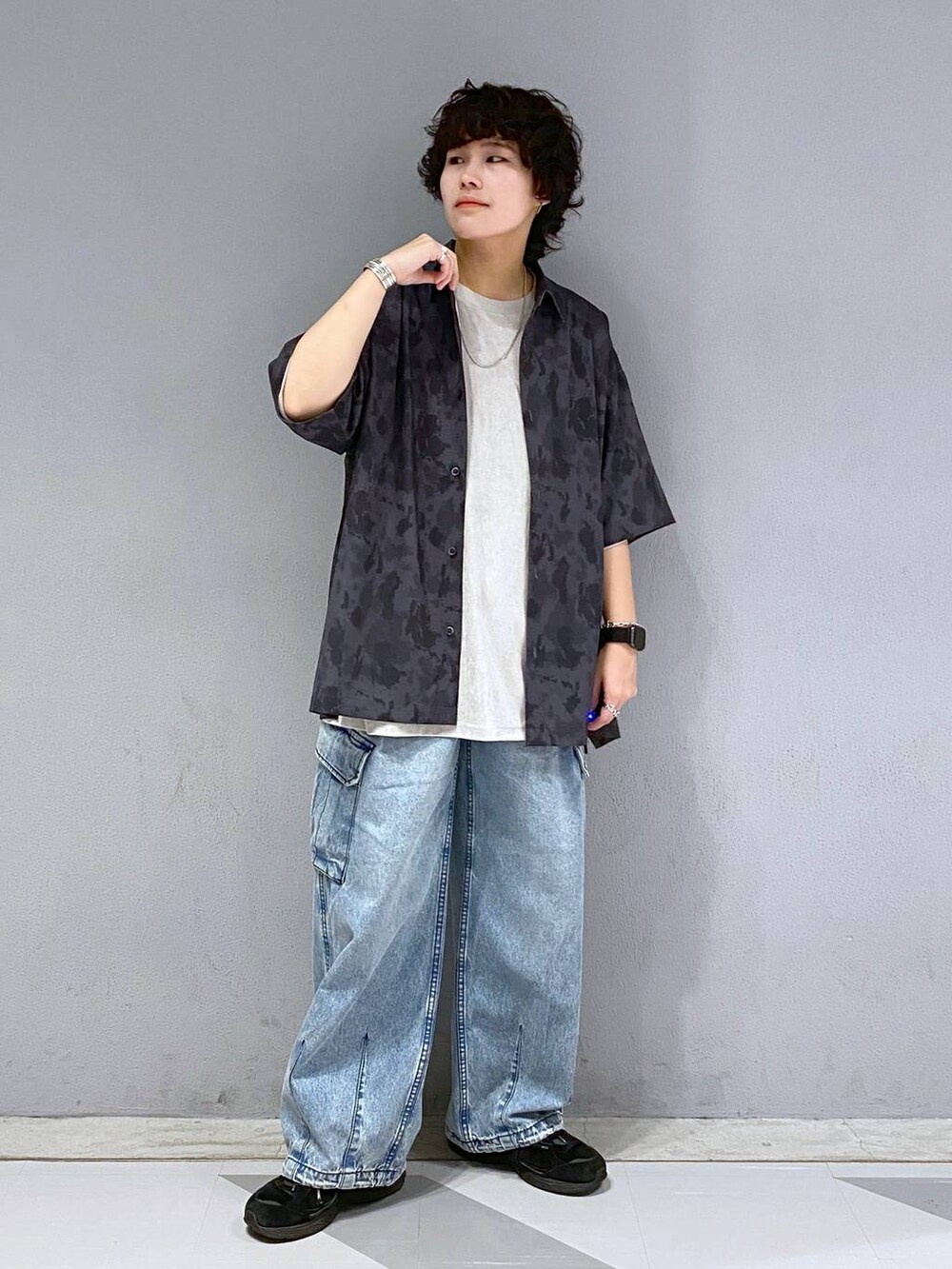 ブルー系のデニムパンツ、ブラック系のシャツ/ブラウス、グレー系のTシャツ/カットソーを着用したメンズの夏コーディネートの4枚目の写真