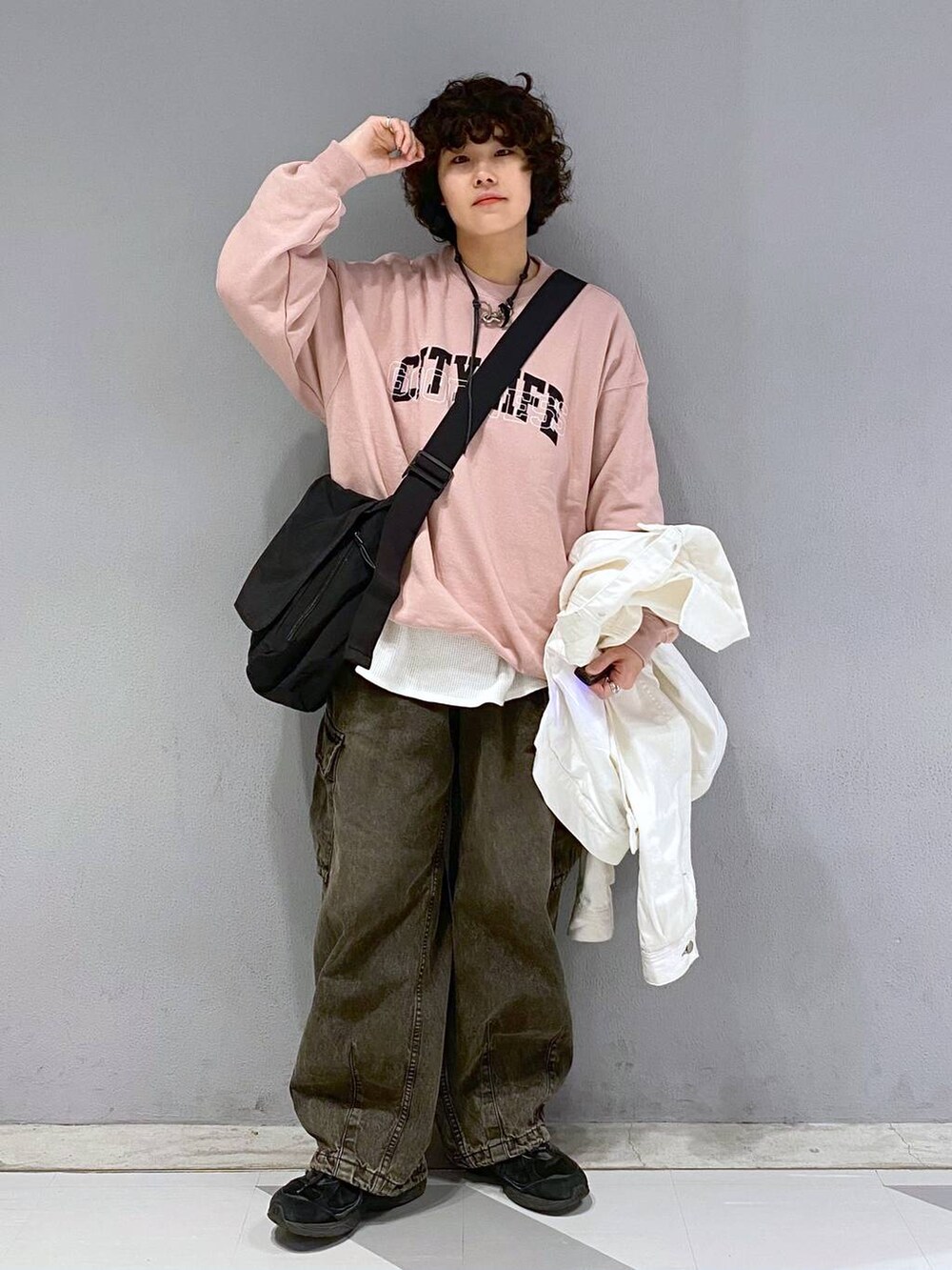 「ユニセックス、カジュアル、オーバーサイズ、デート/ロマンティック、低身長、女子ウケ、ラフ、ゆったり、モテ、ベーシック/シンプル、きれいめ、RAGEBLUE、ジャケット、デニムパンツ、デニムジャケット」｜「RAGEBLUEのフラップショルダーバッグ（ショルダーバッグ、ブラック系）」を使った、もりさん（メンズ・159cm）の冬コーディネートの6枚目の写真