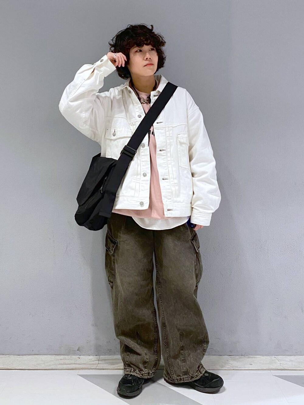 「ユニセックス、カジュアル、オーバーサイズ、デート/ロマンティック、低身長、女子ウケ、ラフ、ゆったり、モテ、ベーシック/シンプル、きれいめ、RAGEBLUE、ジャケット、デニムパンツ、デニムジャケット」｜「RAGEBLUEのフラップショルダーバッグ（ショルダーバッグ、ブラック系）」を使った、もりさん（メンズ・159cm）の冬コーディネートの4枚目の写真