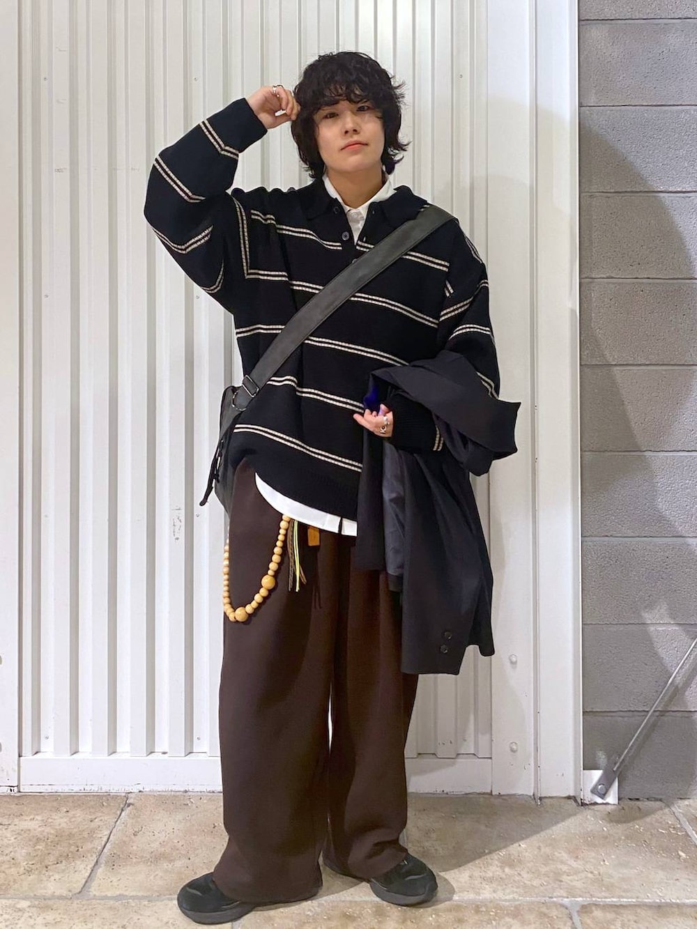 ブラック系のショルダーバッグ、ホワイト系のシャツ/ブラウス、ブラック系のテーラードジャケットを着用したメンズの秋コーディネートの6枚目の写真