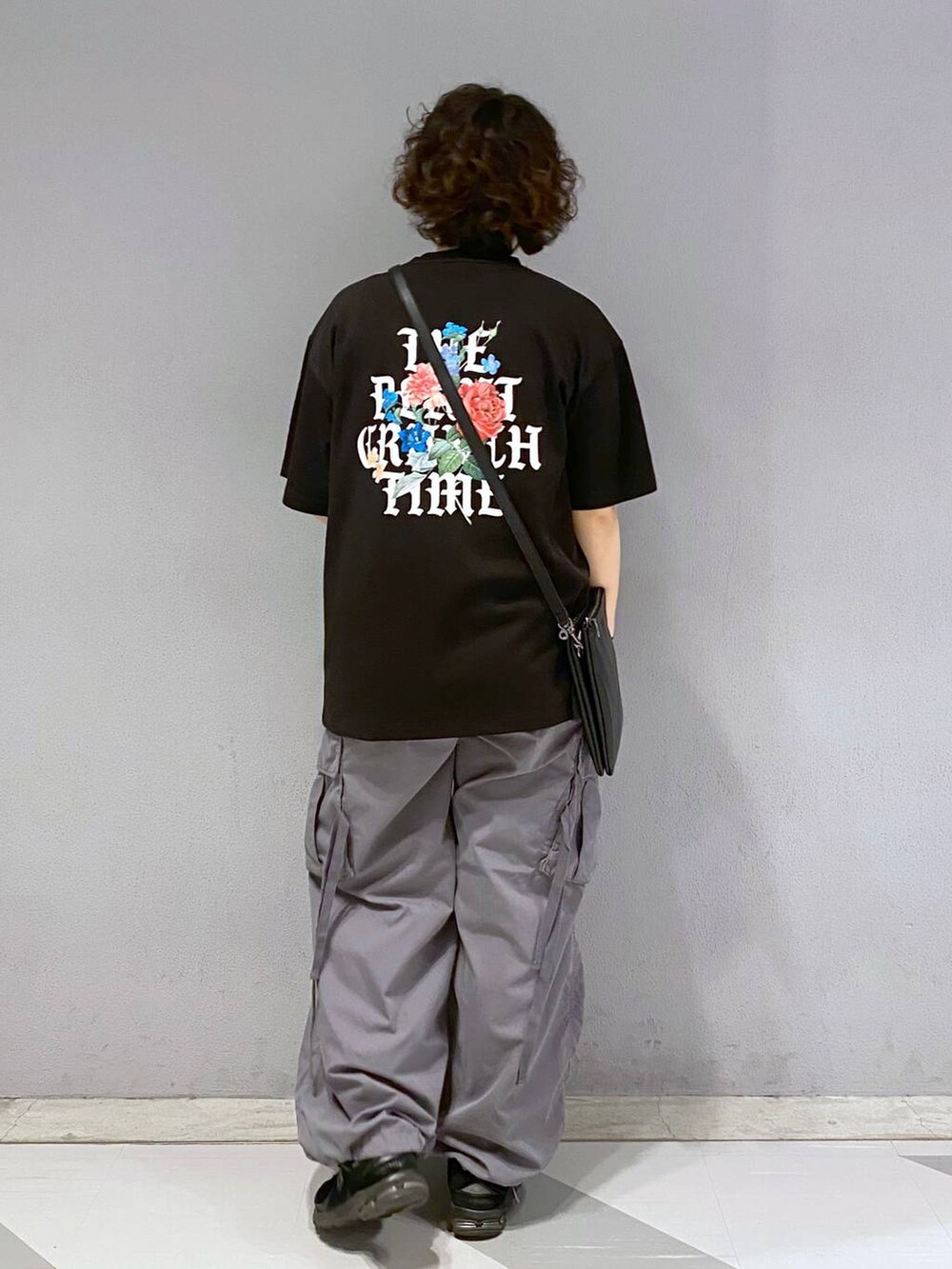 ブラック系のシャツ/ブラウス、ブラック系のショルダーバッグ、グレー系のカーゴパンツを着用したメンズの夏コーディネートの5枚目の写真