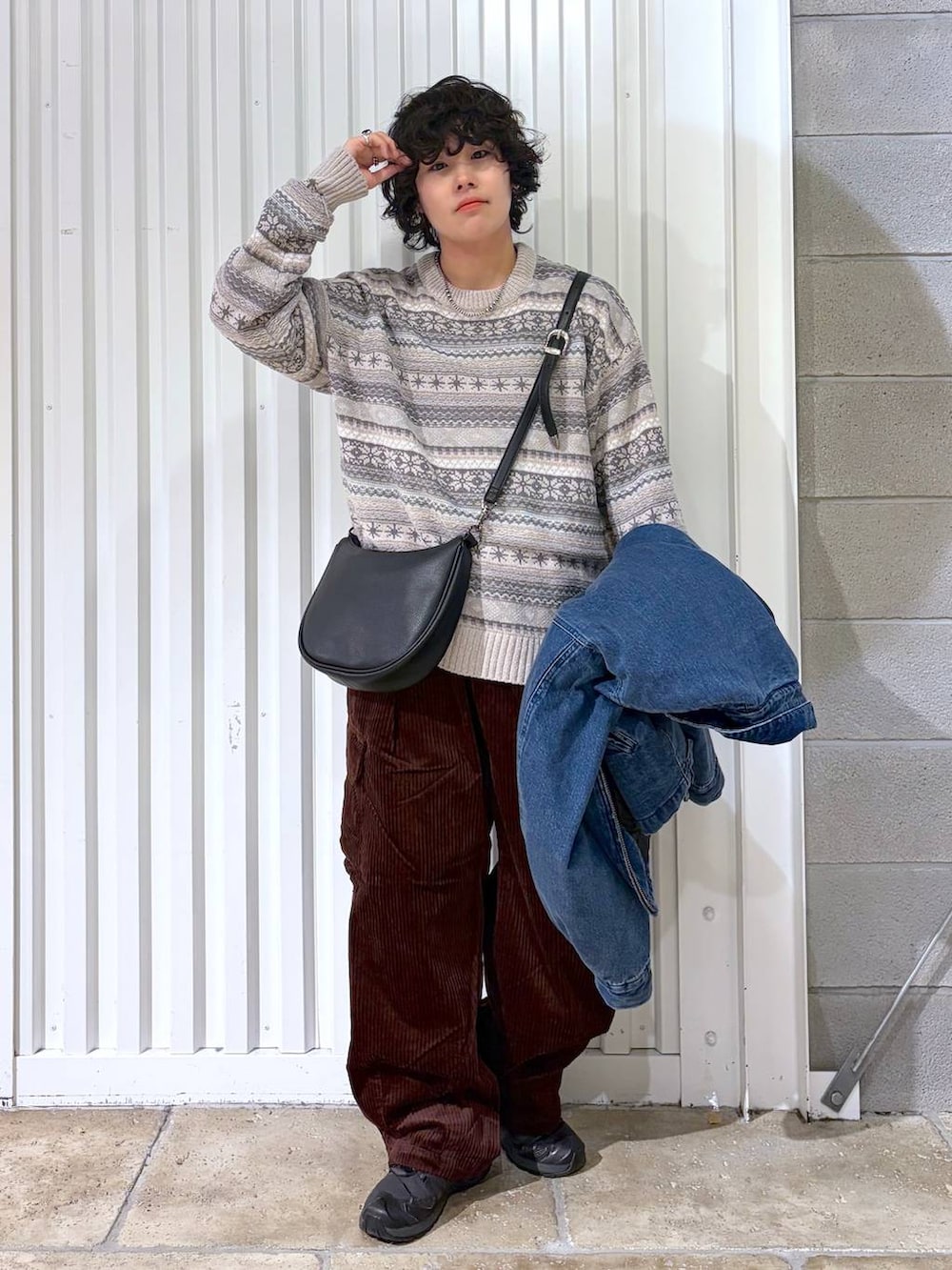 ブラウン系のカーゴパンツ、ブラック系のスニーカー、ブラック系のショルダーバッグを着用したメンズの冬コーディネートの4枚目の写真