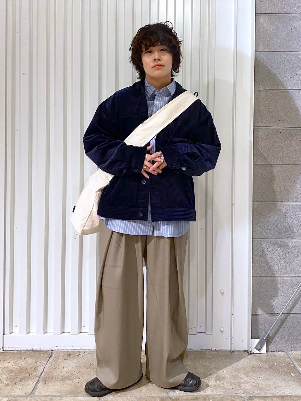 ブラック系のスニーカー、ブルー系のシャツ/ブラウス、その他のショルダーバッグを着用したメンズの秋コーディネートの5枚目の写真