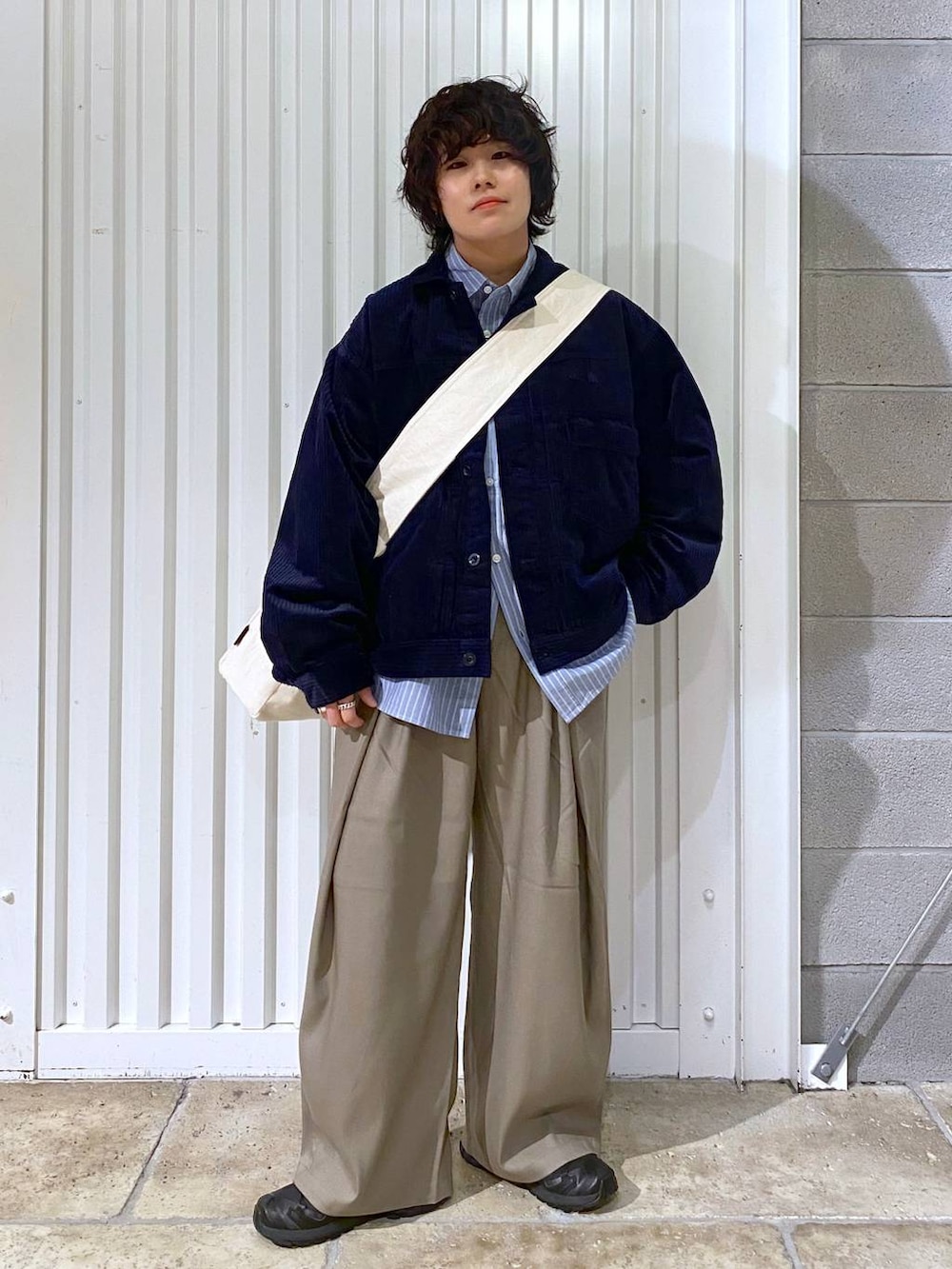 ブラック系のスニーカー、ブルー系のシャツ/ブラウス、その他のショルダーバッグを着用したメンズの秋コーディネートの4枚目の写真