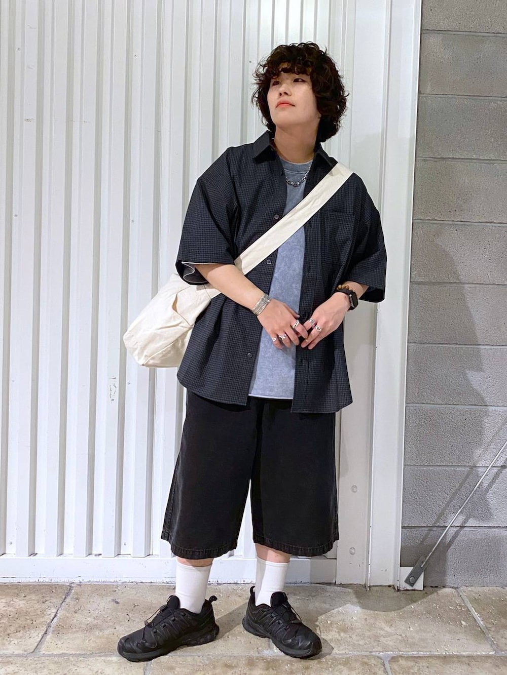 「ユニセックス、カジュアル、オーバーサイズ、デート/ロマンティック、低身長、女子ウケ、ラフ、ゆったり、モテ、ベーシック/シンプル、きれいめ、RAGEBLUE、シャツ、Tシャツ、ワイドパンツ」｜「RAGEBLUEのステンレスデザインショートネックレス（ネックレス、その他）」を使った、もりさん（メンズ・159cm）の夏コーディネートの2枚目の写真