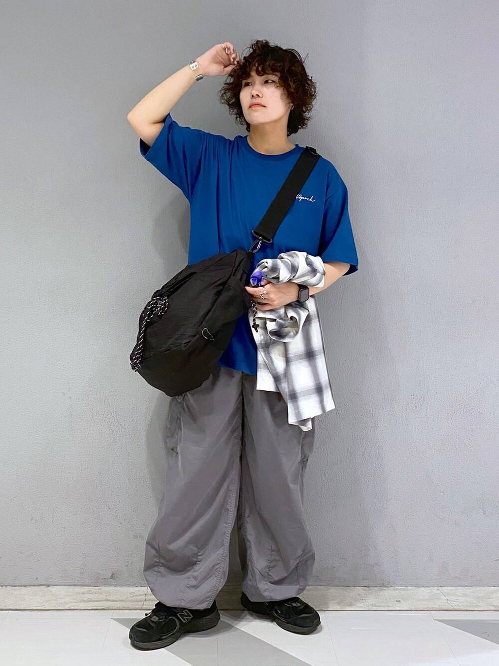 ブラック系のショルダーバッグ、グレー系のカーゴパンツ、ブルー系のTシャツ/カットソーを着用したメンズの夏コーディネートの3枚目の写真