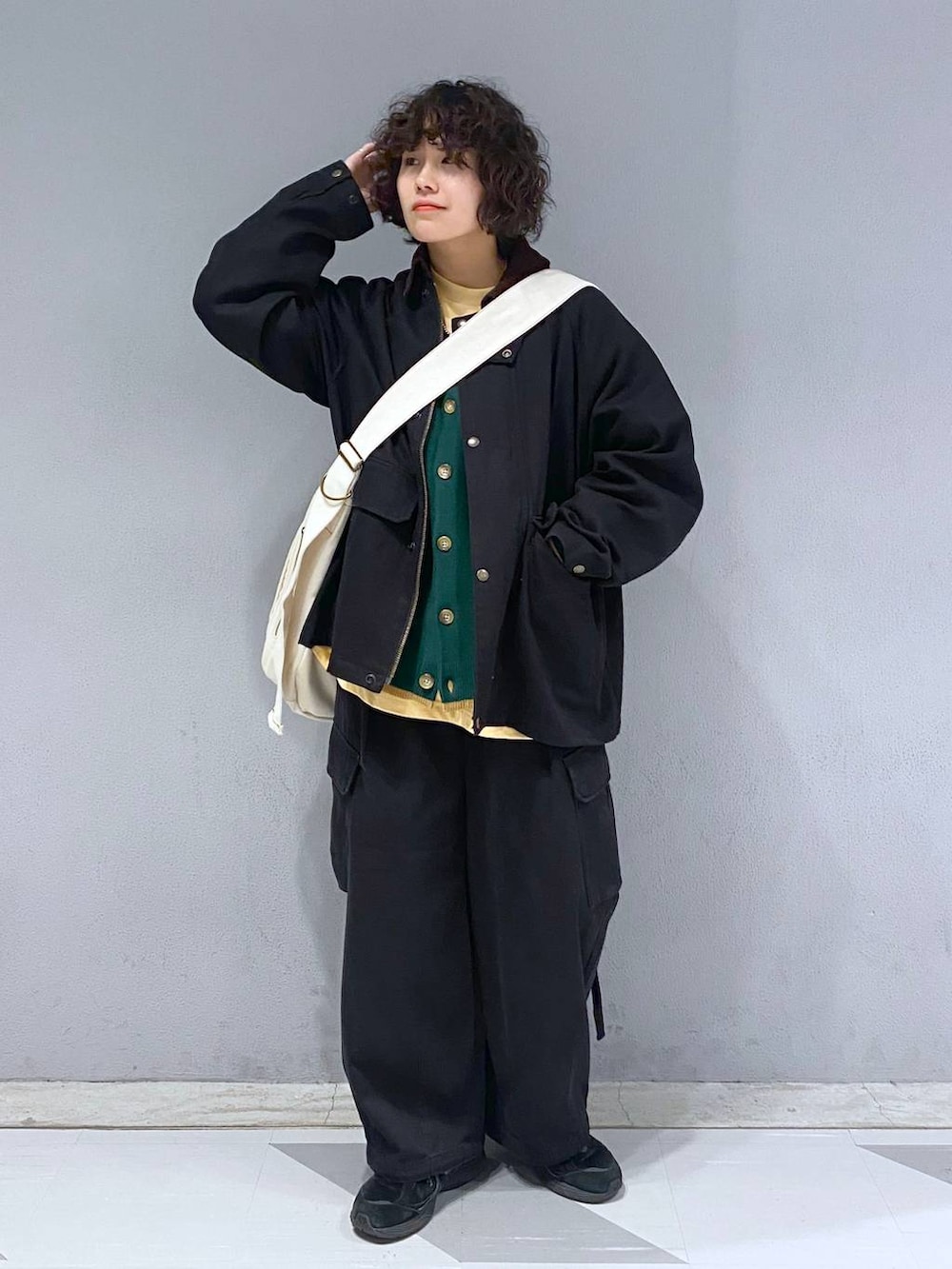 「ユニセックス、カジュアル、オーバーサイズ、デート/ロマンティック、低身長、女子ウケ、ラフ、ゆったり、モテ、ベーシック/シンプル、きれいめ、RAGEBLUE、ジャケット、カーディガン、Tシャツ」｜「RAGEBLUEの【APEX LEGENDS×RAGEBLUE】コラボプリントロンT（Tシャツ/カットソー、イエロー系）」を使った、もりさん（メンズ・159cm）の春コーディネートの4枚目の写真