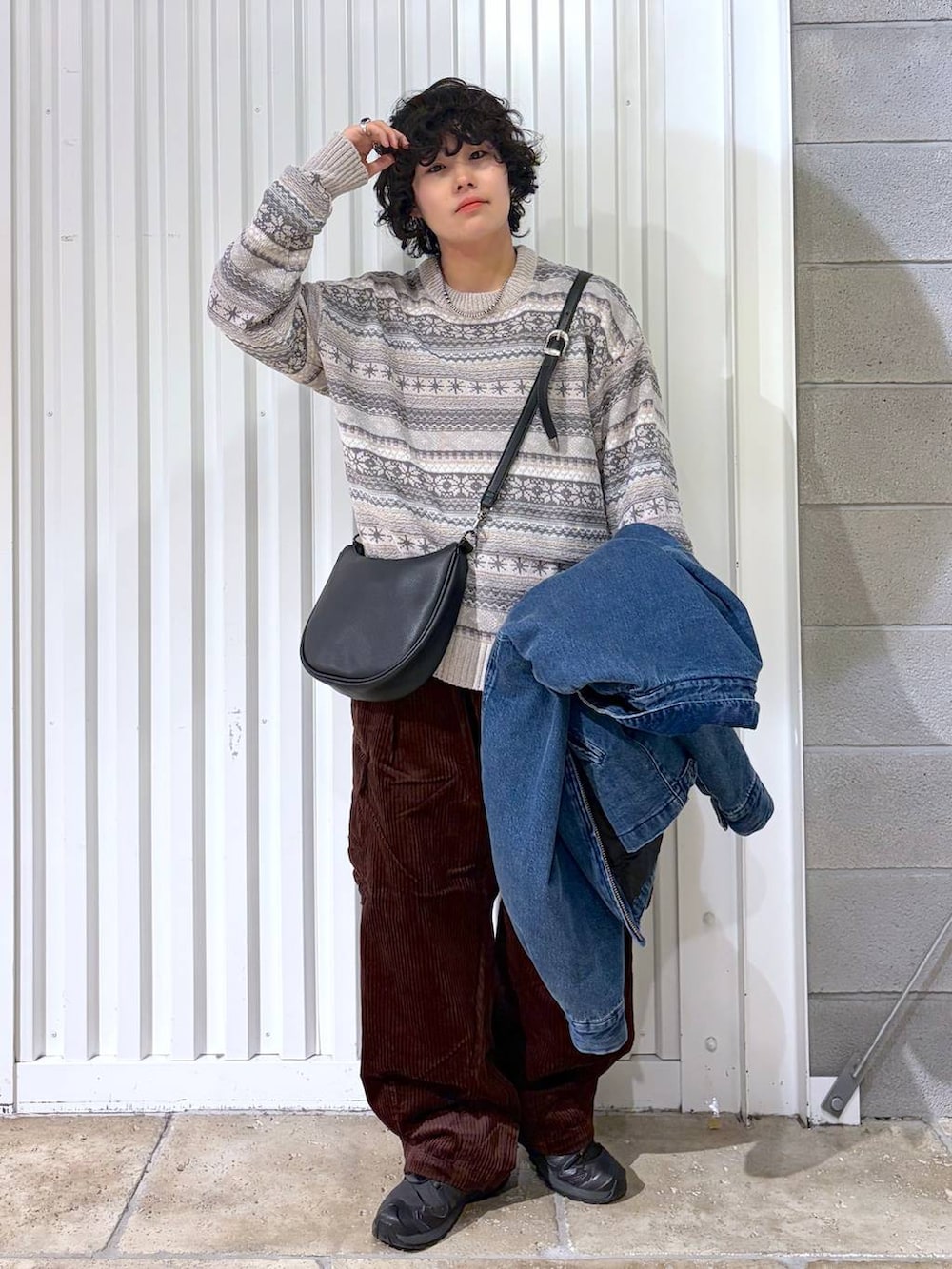 ブラウン系のカーゴパンツ、ブラック系のスニーカー、ブラック系のショルダーバッグを着用したメンズの冬コーディネートの6枚目の写真