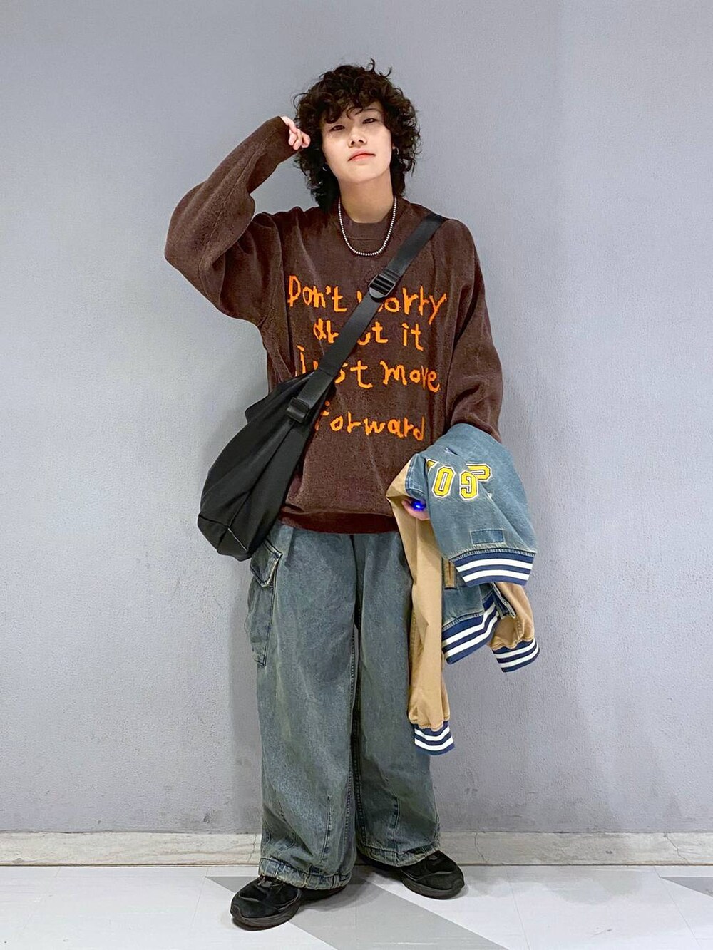 「ユニセックス、カジュアル、オーバーサイズ、デート/ロマンティック、低身長、女子ウケ、ラフ、ゆったり、モテ、ベーシック/シンプル、きれいめ、RAGEBLUE、ジャケット、ブルゾン、ニット」｜「REmasteredの【REmastered】オーバーサイズデニムスタジャン（スタジャン、ブルー系）」を使った、もりさん（メンズ・159cm）の秋コーディネートの3枚目の写真
