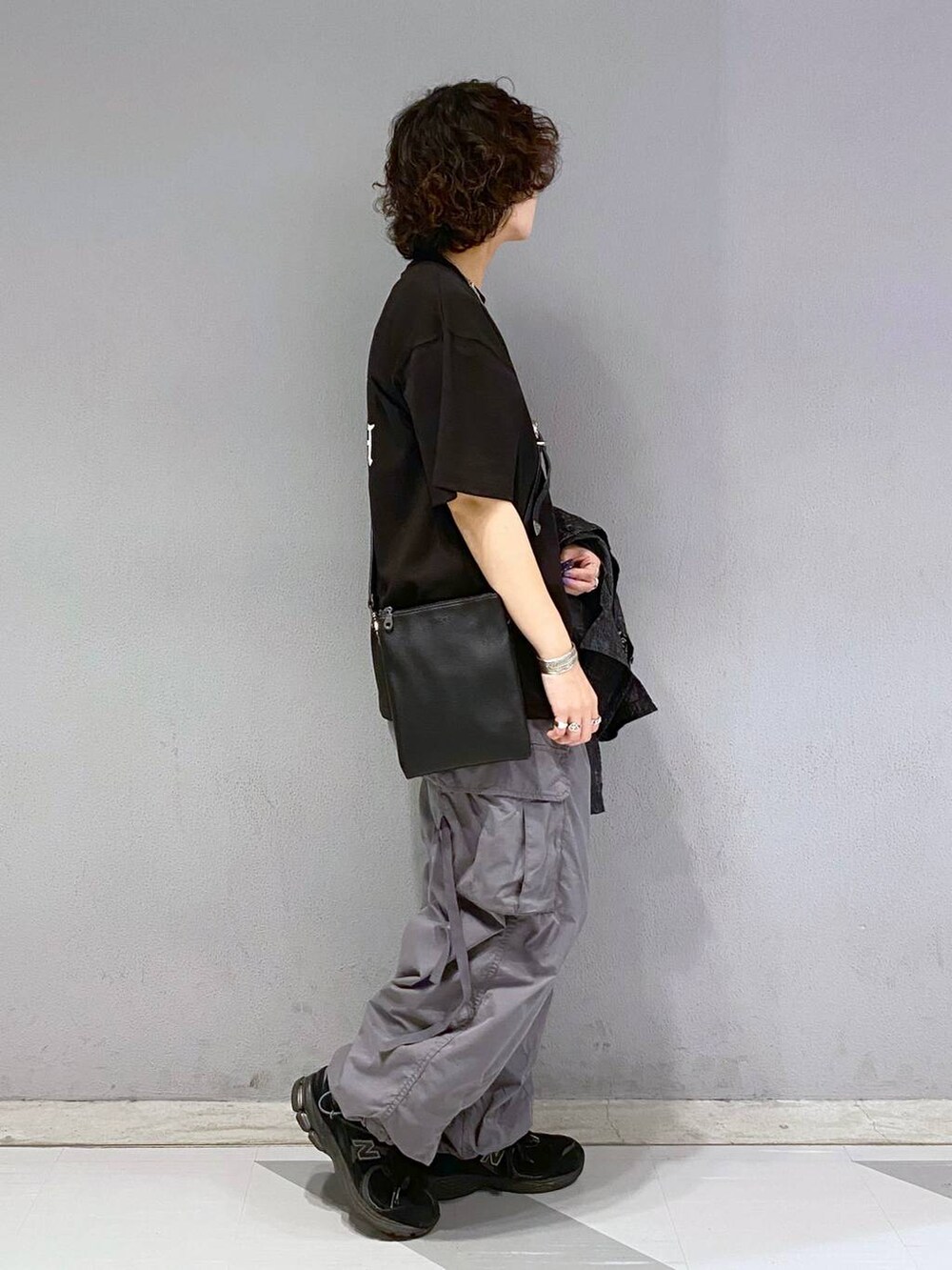 ブラック系のシャツ/ブラウス、ブラック系のショルダーバッグ、グレー系のカーゴパンツを着用したメンズの夏コーディネートの9枚目の写真