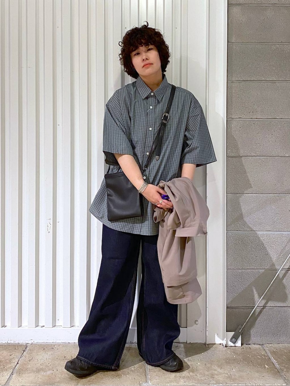 「カジュアル、ユニセックス、オーバーサイズ、デート/ロマンティック、低身長、女子ウケ、ラフ、ゆったり、モテ、ベーシック/シンプル、きれいめ、RAGEBLUE、シャツ、ワイドパンツ、デニムパンツ」｜「RAGEBLUEの＜接触冷感＞オープンカラーシャツ/シャツジャケット（シャツ/ブラウス、ベージュ系）」を使った、もりさん（メンズ・159cm）の夏コーディネートの4枚目の写真