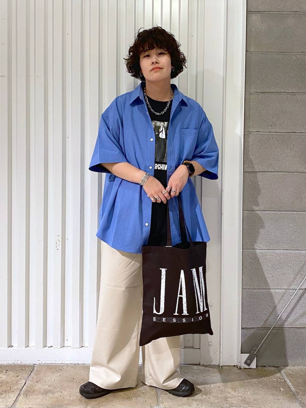 「ユニセックス、カジュアル、オーバーサイズ、デート/ロマンティック、低身長、女子ウケ、ラフ、ゆったり、モテ、ベーシック/シンプル、きれいめ、RAGEBLUE、シャツ、Tシャツ、ワイドパンツ」｜「RAGEBLUEのステンレスデザインショートネックレス（ネックレス、その他）」を使った、もりさん（メンズ・159cm）の夏コーディネートの3枚目の写真