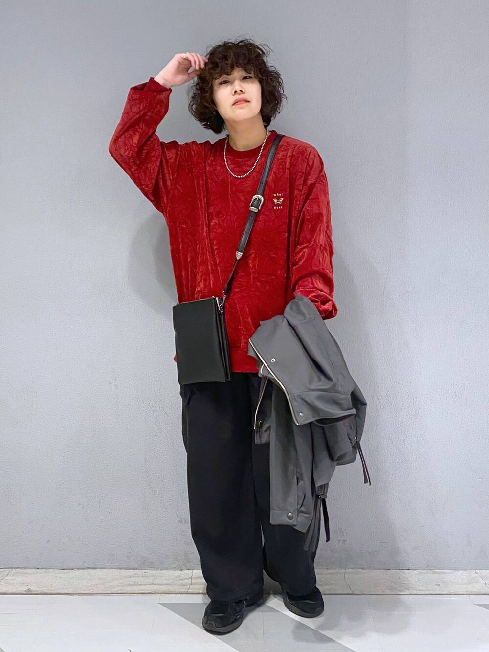 「着痩せ・細見え、ユニセックス、カジュアル、オーバーサイズ、デート/ロマンティック、低身長、女子ウケ、ラフ、ゆったり、モテ、ベーシック/シンプル、きれいめ、RAGEBLUE、ジャケット、ブルゾン」｜「RAGEBLUEのワッシャースウェード/ワンポイント刺繍プルオーバークルーネック（スウェット、レッド系）」を使った、もりさん（メンズ・159cm）の冬コーディネートの6枚目の写真