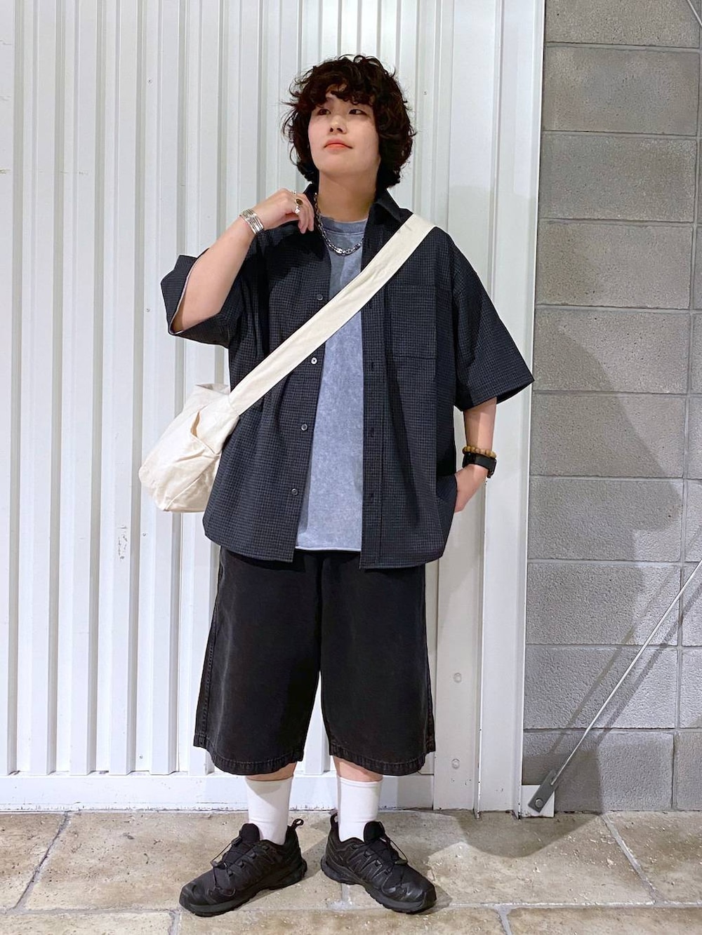 「ユニセックス、カジュアル、オーバーサイズ、デート/ロマンティック、低身長、女子ウケ、ラフ、ゆったり、モテ、ベーシック/シンプル、きれいめ、RAGEBLUE、シャツ、Tシャツ、ワイドパンツ」｜「RAGEBLUEのステンレスデザインショートネックレス（ネックレス、その他）」を使った、もりさん（メンズ・159cm）の夏コーディネートの4枚目の写真