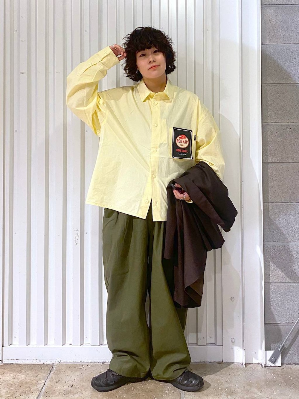 ブラック系のショルダーバッグ、ブラック系のスニーカー、ブラウン系のテーラードジャケットを着用したメンズの秋コーディネートの4枚目の写真