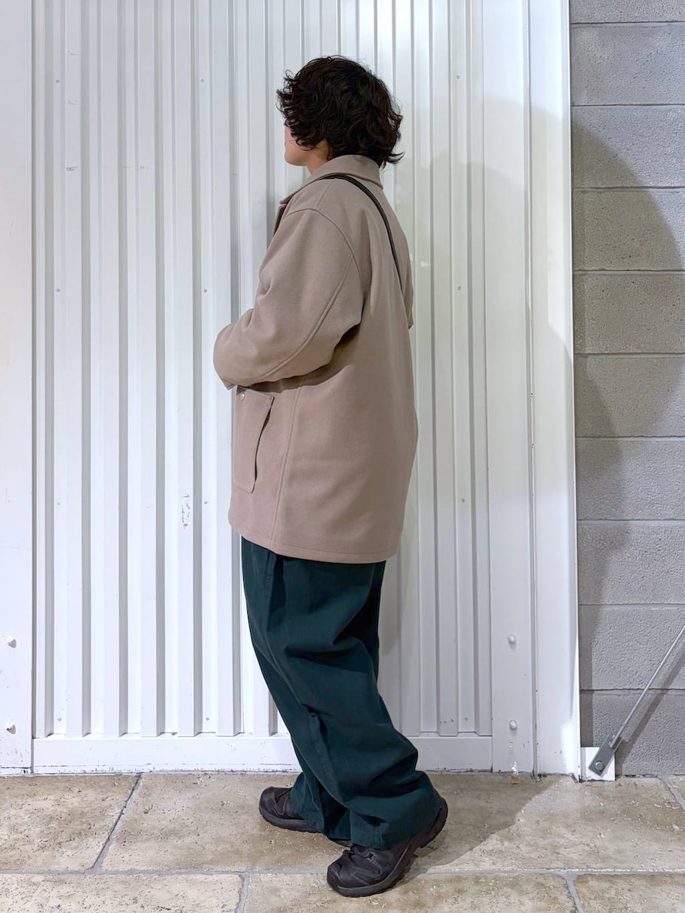 グリーン系のその他パンツ、ベージュ系のブルゾン、ブラック系のスニーカーを着用したメンズの冬コーディネートの7枚目の写真