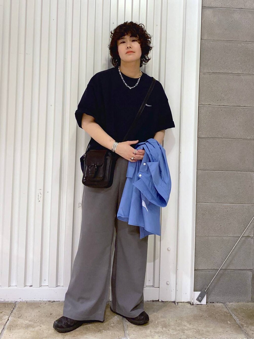 「ユニセックス、カジュアル、オーバーサイズ、デート/ロマンティック、低身長、女子ウケ、ラフ、ゆったり、モテ、ベーシック/シンプル、きれいめ、RAGEBLUE、シャツ、Tシャツ、ワイドパンツ」|「RAGEBLUEのアソート/オーバーサイズアセテートシャツ/ストライプシャツ(シャツ/ブラウス、ブルー系)」を使った、もりさん(メンズ・159cm)の春コーディネートの5枚目の写真