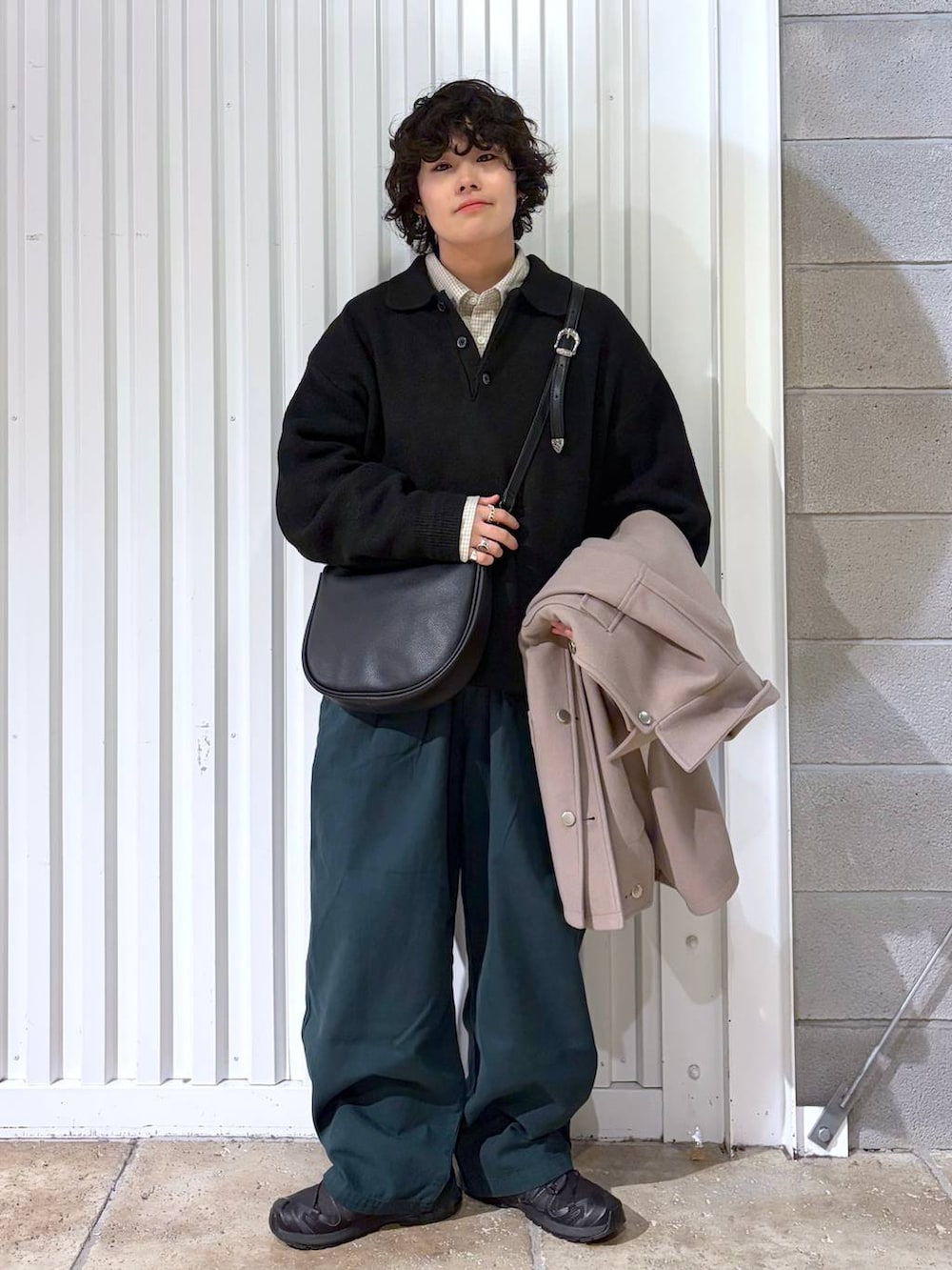 グリーン系のその他パンツ、ベージュ系のブルゾン、ブラック系のスニーカーを着用したメンズの冬コーディネートの5枚目の写真