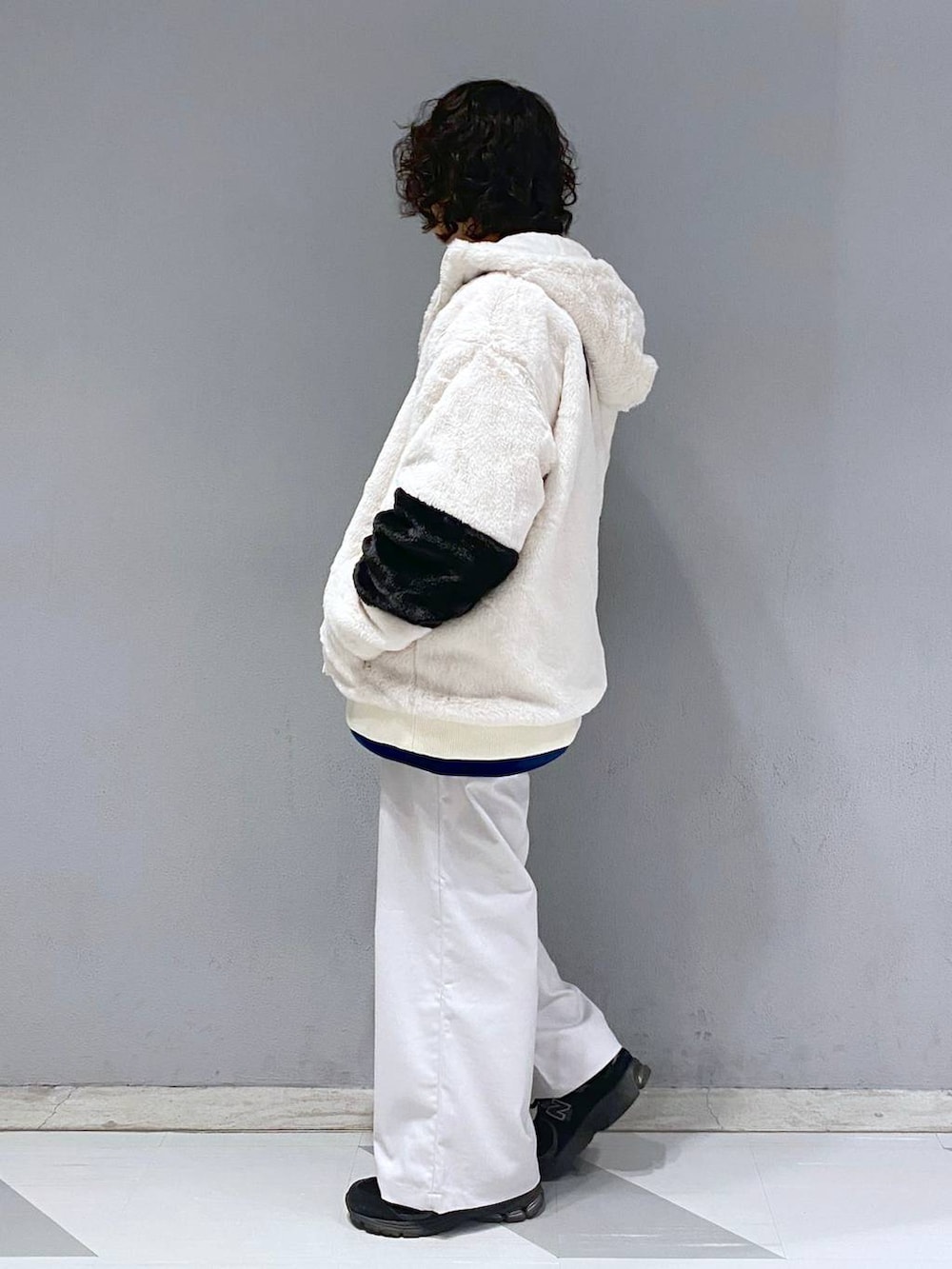 ブルー系のスウェット、ホワイト系のブルゾン、ブラック系のショルダーバッグを着用したメンズの冬コーディネートの8枚目の写真