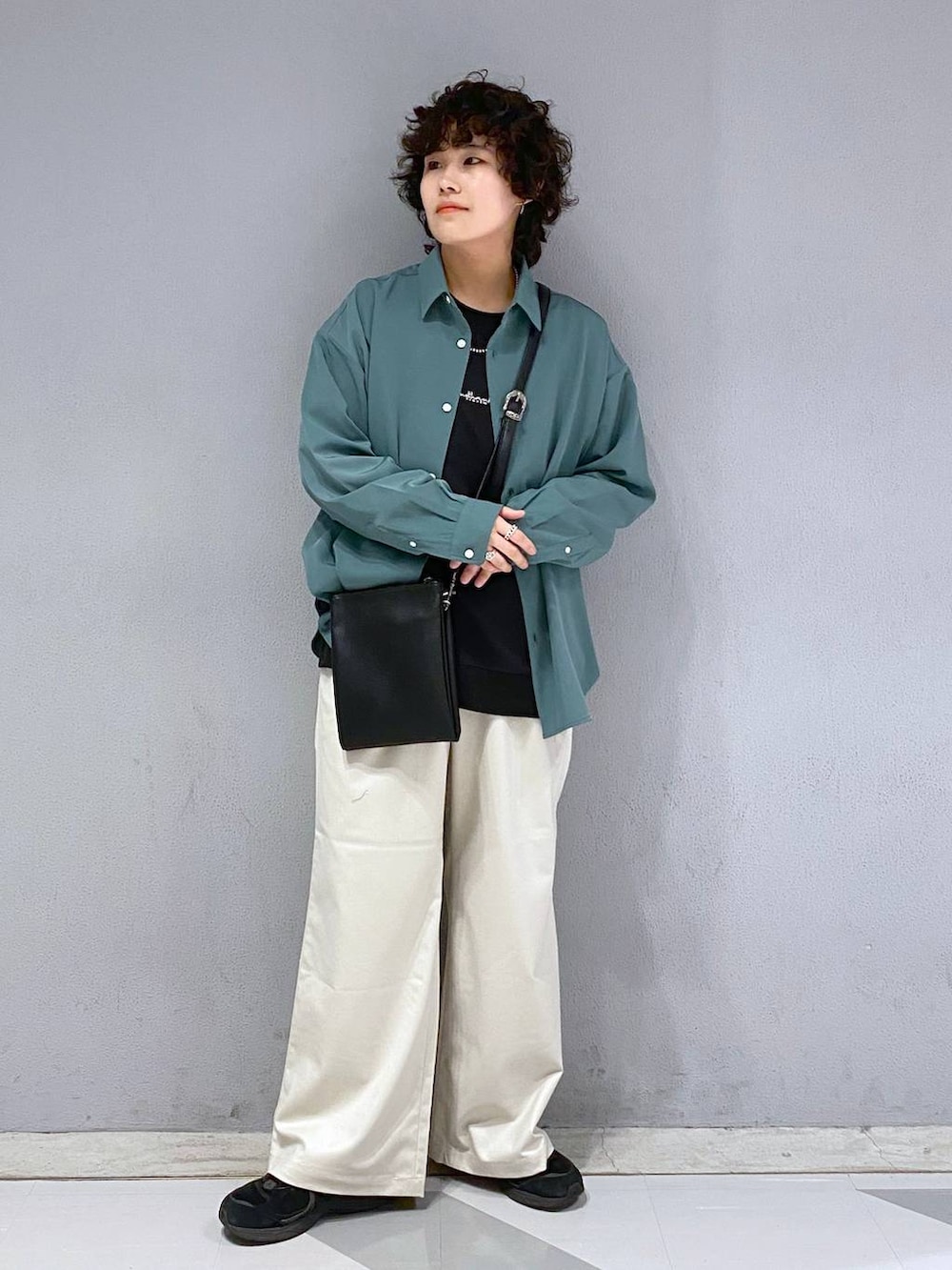 ホワイト系のスラックス、グリーン系のシャツ/ブラウス、その他のショルダーバッグを着用したメンズの秋コーディネートの6枚目の写真