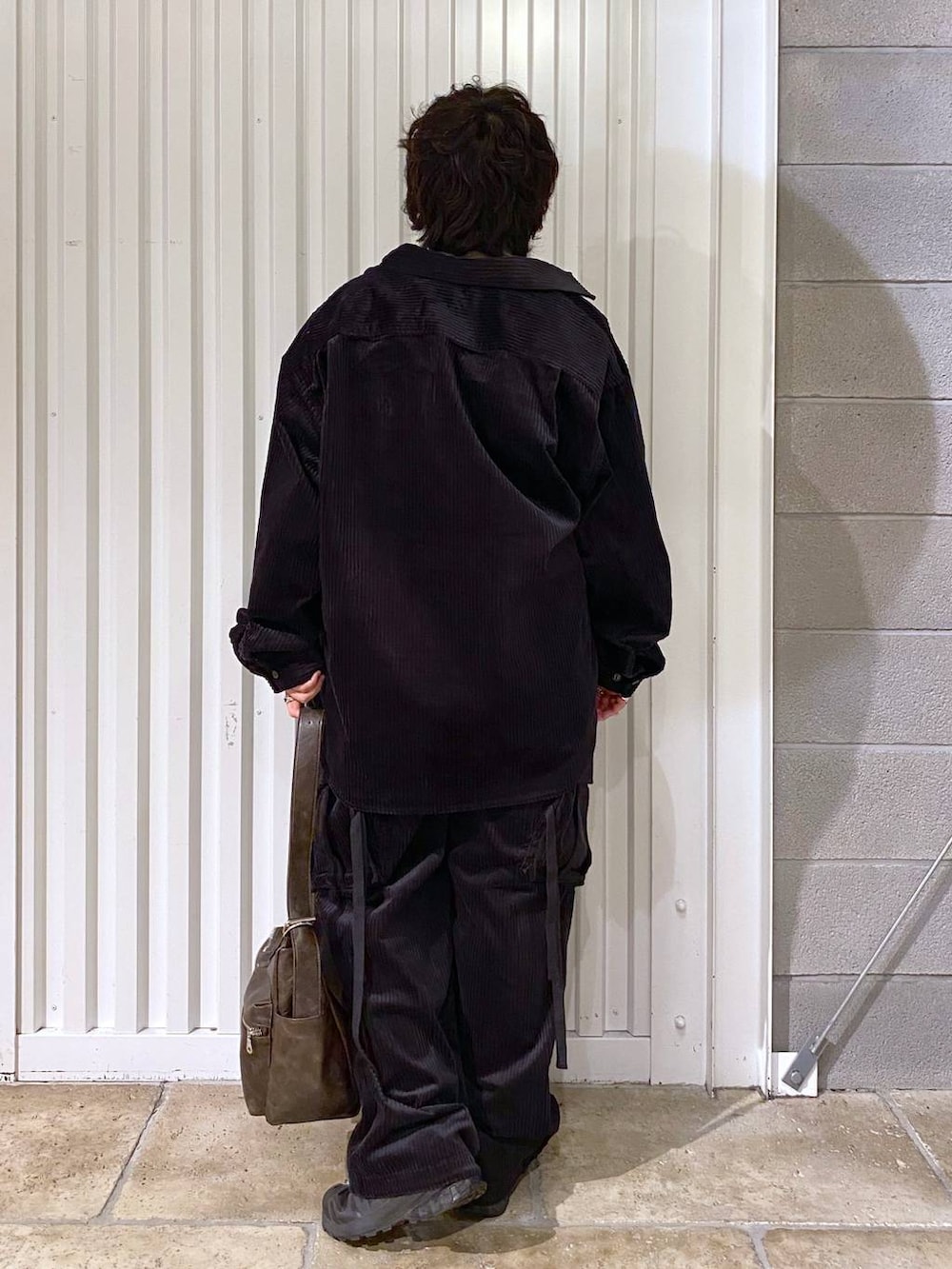 ホワイト系のネクタイ、ブラック系のカーゴパンツ、ブラック系のスニーカーを着用したメンズの秋コーディネートの8枚目の写真