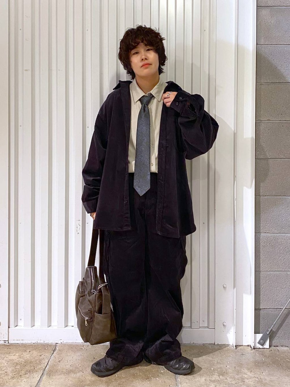 ホワイト系のネクタイ、ブラック系のカーゴパンツ、ブラック系のスニーカーを着用したメンズの秋コーディネートの3枚目の写真