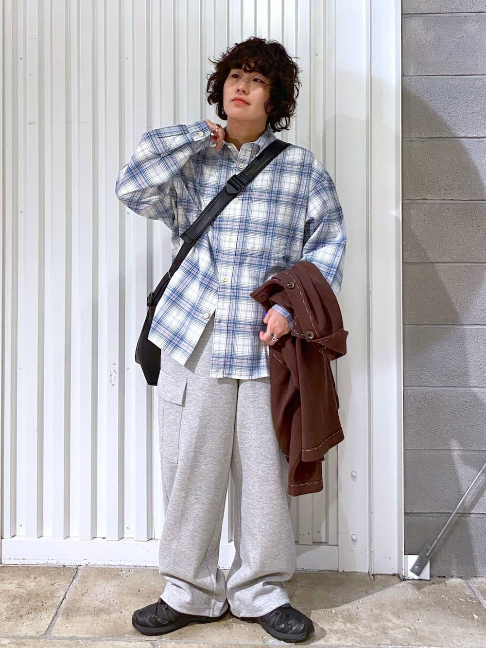 ブラック系のショルダーバッグ、ブラック系のスニーカー、ブラウン系のカーディガン/ボレロを着用したメンズの秋コーディネートの6枚目の写真