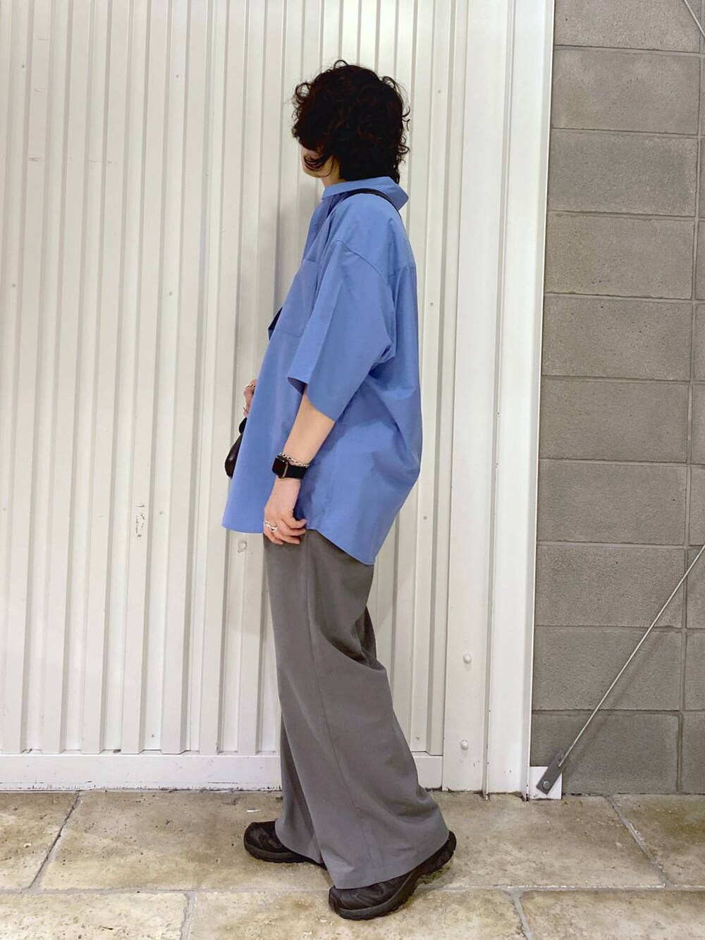 「ユニセックス、カジュアル、オーバーサイズ、デート/ロマンティック、低身長、女子ウケ、ラフ、ゆったり、モテ、ベーシック/シンプル、きれいめ、RAGEBLUE、シャツ、Tシャツ、ワイドパンツ」|「RAGEBLUEのアソート/オーバーサイズアセテートシャツ/ストライプシャツ(シャツ/ブラウス、ブルー系)」を使った、もりさん(メンズ・159cm)の春コーディネートの7枚目の写真