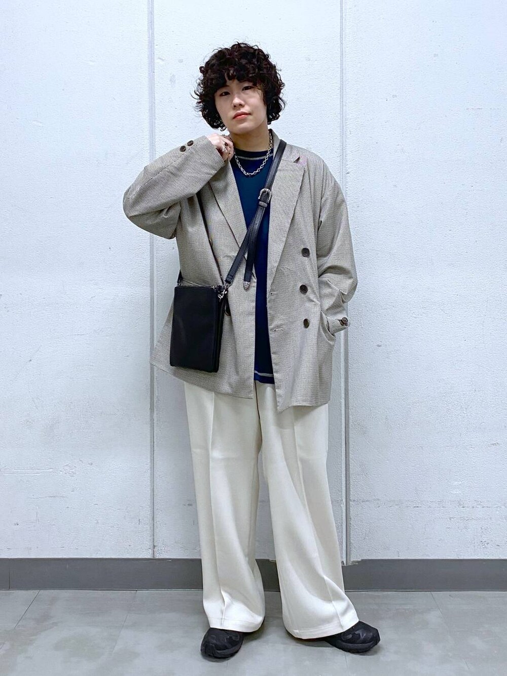 「ユニセックス、カジュアル、オーバーサイズ、デート/ロマンティック、低身長、女子ウケ、ラフ、ゆったり、モテ、ベーシック/シンプル、きれいめ、RAGEBLUE、ジャケット、テーラードジャケット、Tシャツ」｜「RAGEBLUEのステンレスデザインショートネックレス（ネックレス、ホワイト系）」を使った、もりさん（メンズ・159cm）の春コーディネートの3枚目の写真