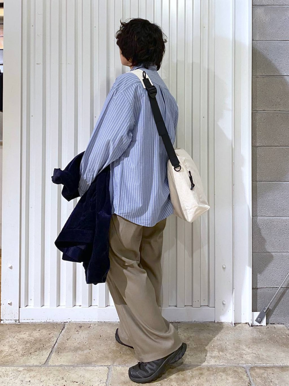 ブラック系のスニーカー、ブルー系のシャツ/ブラウス、その他のショルダーバッグを着用したメンズの秋コーディネートの7枚目の写真