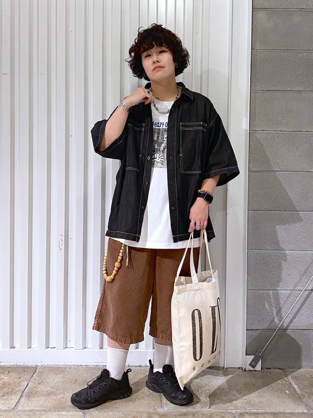 「ユニセックス、カジュアル、オーバーサイズ、デート/ロマンティック、低身長、女子ウケ、ラフ、ゆったり、モテ、ベーシック/シンプル、きれいめ、RAGEBLUE、シャツ、Tシャツ、ワイドパンツ」|「RAGEBLUEのステンレスデザインショートネックレス(ネックレス、その他)」を使った、もりさん(メンズ・159cm)の夏コーディネートの2枚目の写真