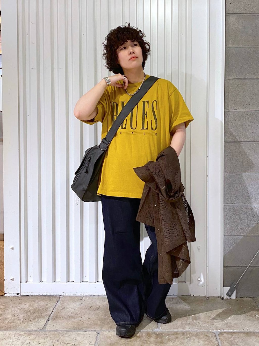 「ラフ、シャツ、ワイドパンツ、フレアパンツ、きれいめカジュアル、ユニセックス、カジュアル、オーバーサイズ、デート/ロマンティック、低身長、女子ウケ、ゆったり、モテ、ベーシック/シンプル、きれいめ」｜「RAGEBLUEのステンレスデザインショートネックレス（ネックレス、その他）」を使った、もりさん（メンズ・159cm）の夏コーディネートの4枚目の写真