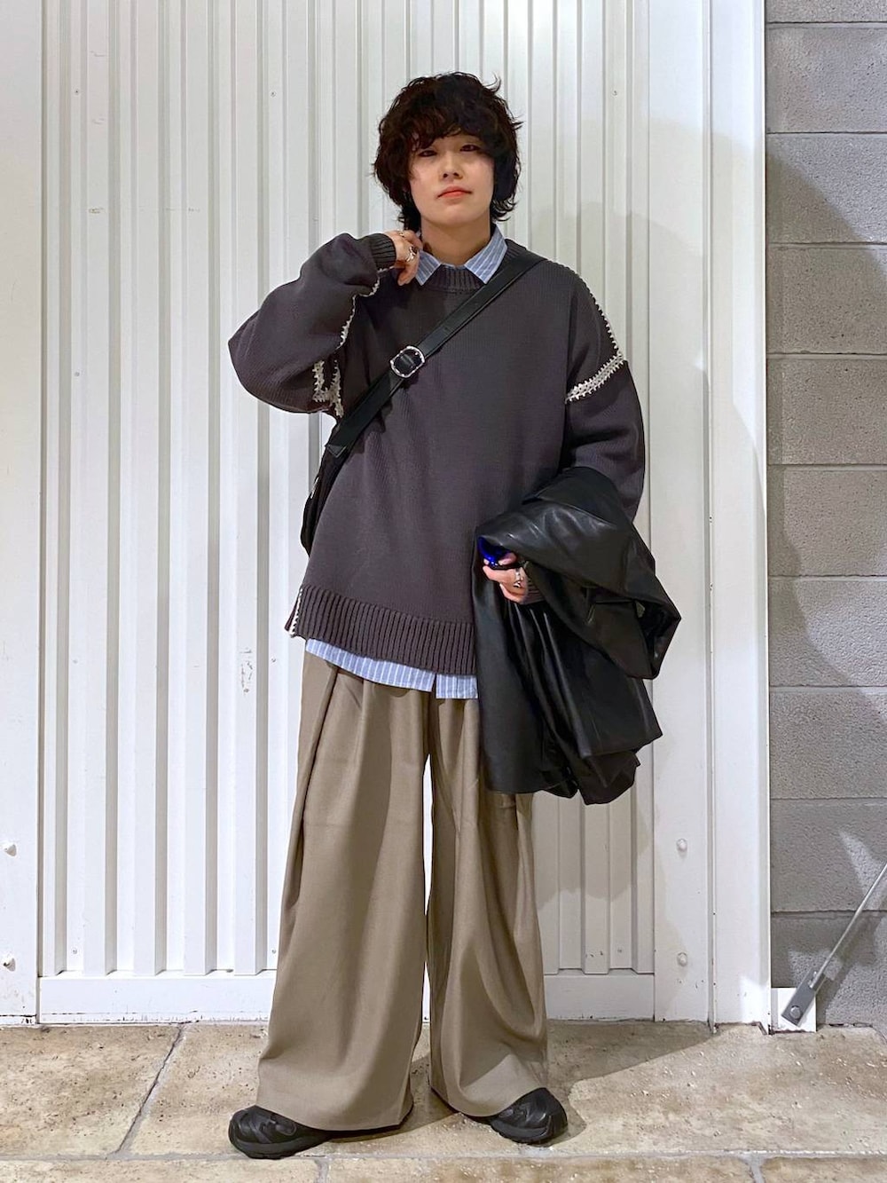 ブラック系のスニーカー、ブラック系のショルダーバッグ、ブルー系のシャツ/ブラウスを着用したメンズの冬コーディネートの3枚目の写真