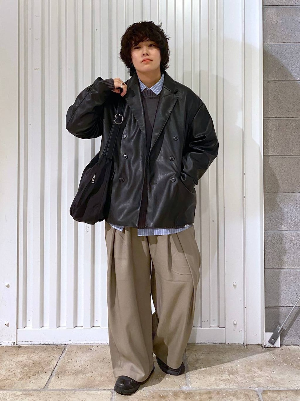 ブラック系のスニーカー、ブラック系のショルダーバッグ、ブルー系のシャツ/ブラウスを着用したメンズの冬コーディネートの5枚目の写真