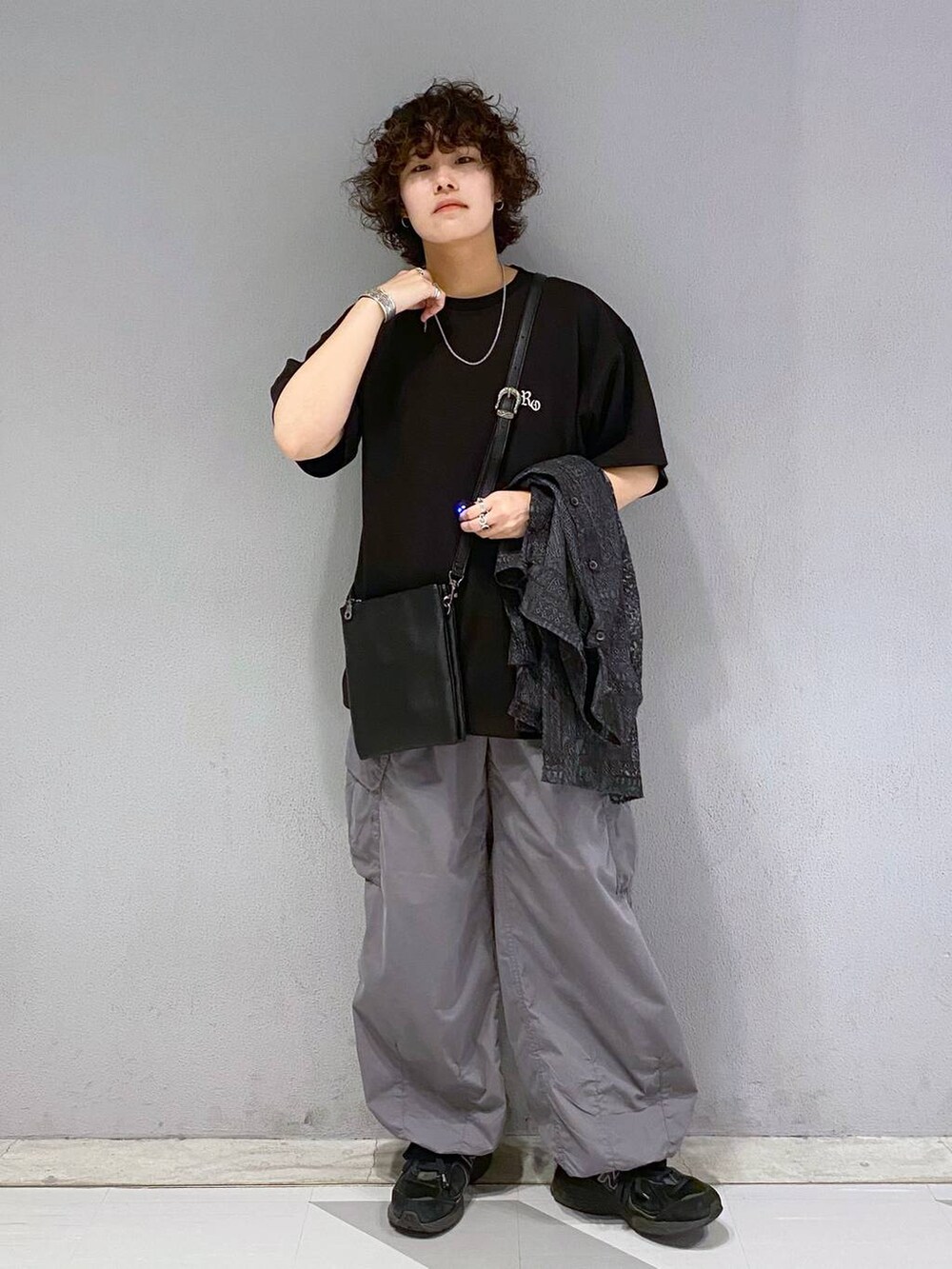 ブラック系のシャツ/ブラウス、ブラック系のショルダーバッグ、グレー系のカーゴパンツを着用したメンズの夏コーディネートの3枚目の写真