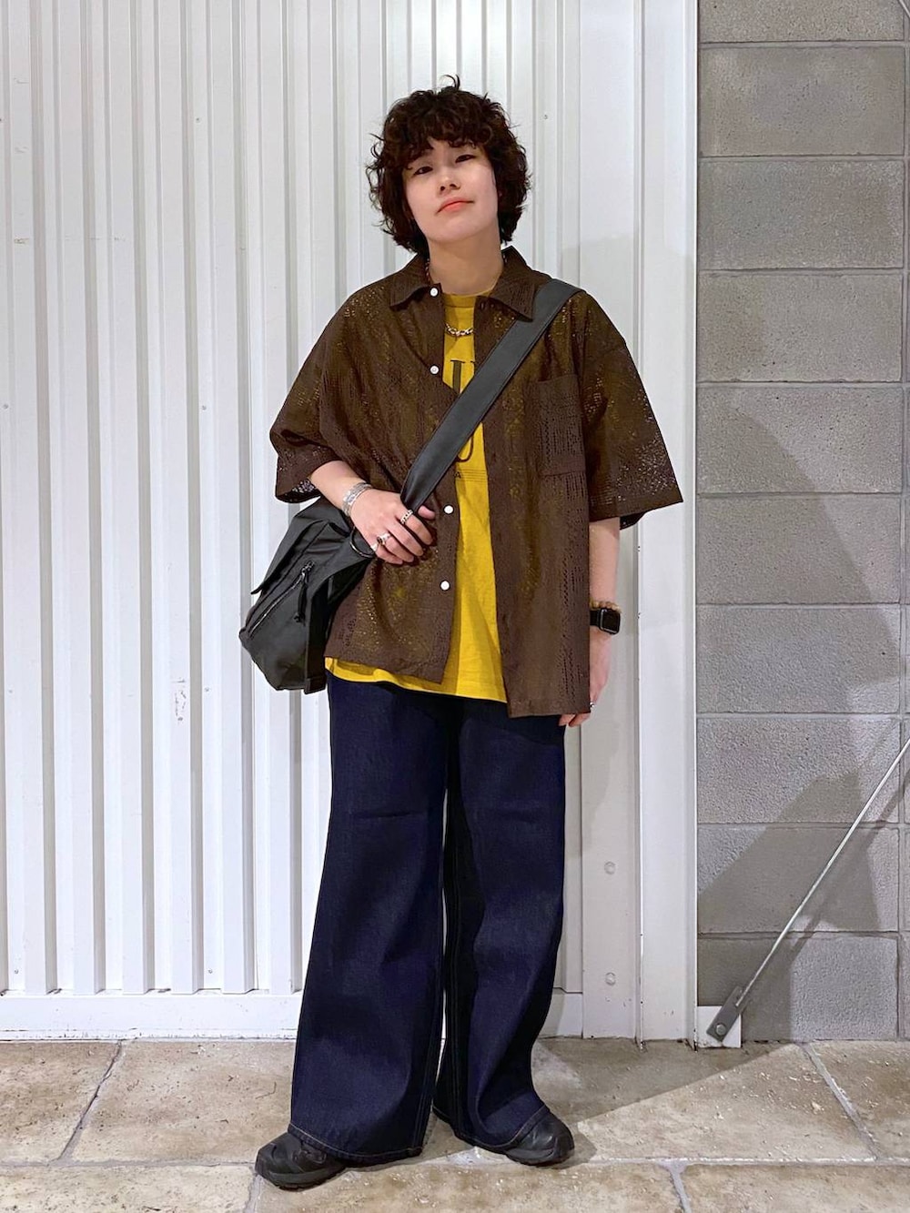 「ラフ、シャツ、ワイドパンツ、フレアパンツ、きれいめカジュアル、ユニセックス、カジュアル、オーバーサイズ、デート/ロマンティック、低身長、女子ウケ、ゆったり、モテ、ベーシック/シンプル、きれいめ」｜「RAGEBLUEのステンレスデザインショートネックレス（ネックレス、その他）」を使った、もりさん（メンズ・159cm）の夏コーディネートの2枚目の写真
