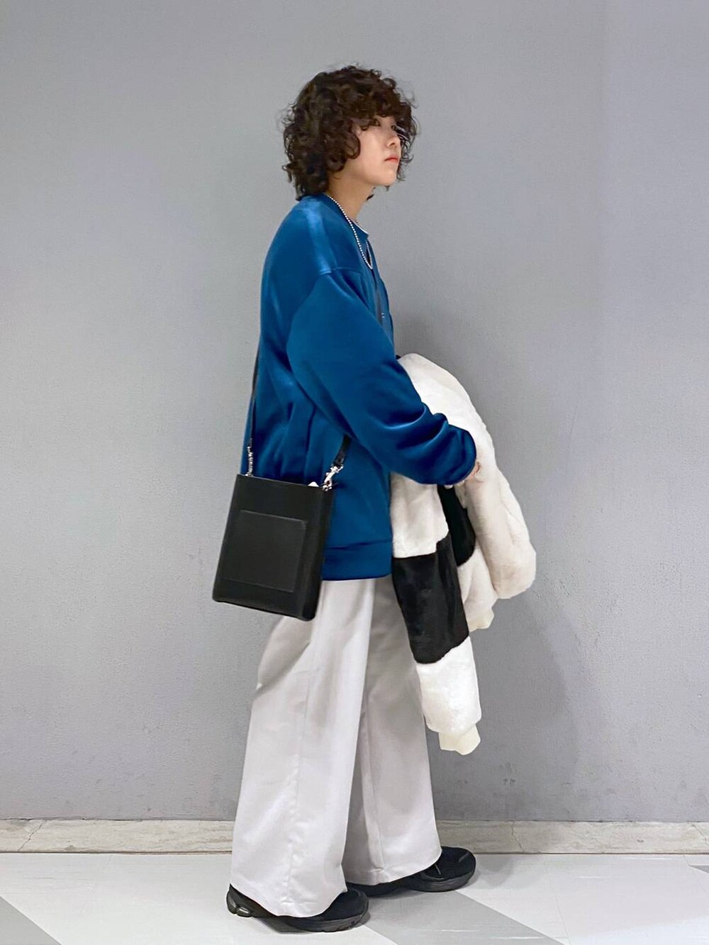 ブルー系のスウェット、ホワイト系のブルゾン、ブラック系のショルダーバッグを着用したメンズの冬コーディネートの8枚目の写真