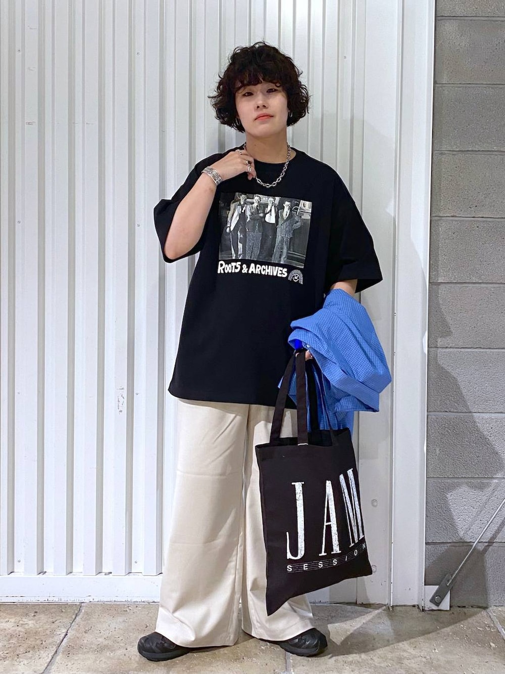 「ユニセックス、カジュアル、オーバーサイズ、デート/ロマンティック、低身長、女子ウケ、ラフ、ゆったり、モテ、ベーシック/シンプル、きれいめ、RAGEBLUE、シャツ、Tシャツ、ワイドパンツ」｜「RAGEBLUEのステンレスデザインショートネックレス（ネックレス、その他）」を使った、もりさん（メンズ・159cm）の夏コーディネートの6枚目の写真