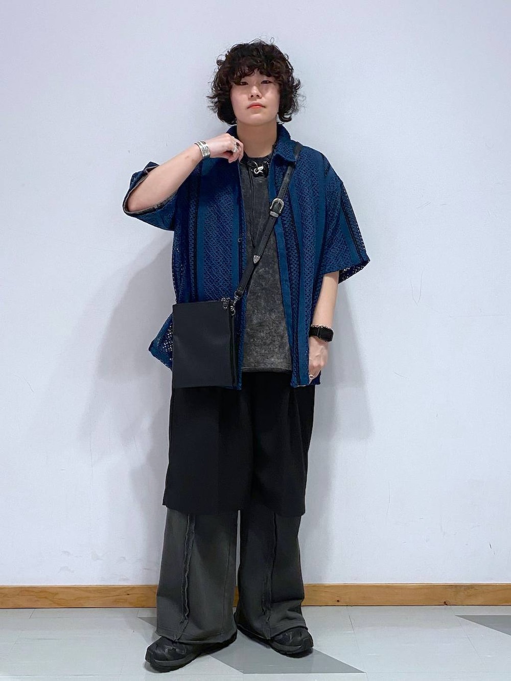 「ユニセックス、カジュアル、オーバーサイズ、デート/ロマンティック、低身長、女子ウケ、ラフ、ゆったり、モテ、ベーシック/シンプル、きれいめ、RAGEBLUE、シャツ、シアートップス、Tシャツ」|「RAGEBLUEのルーズメッシュ柄シャツ(シャツ/ブラウス、ブルー系)」を使った、もりさん(メンズ・159cm)の春コーディネートの2枚目の写真