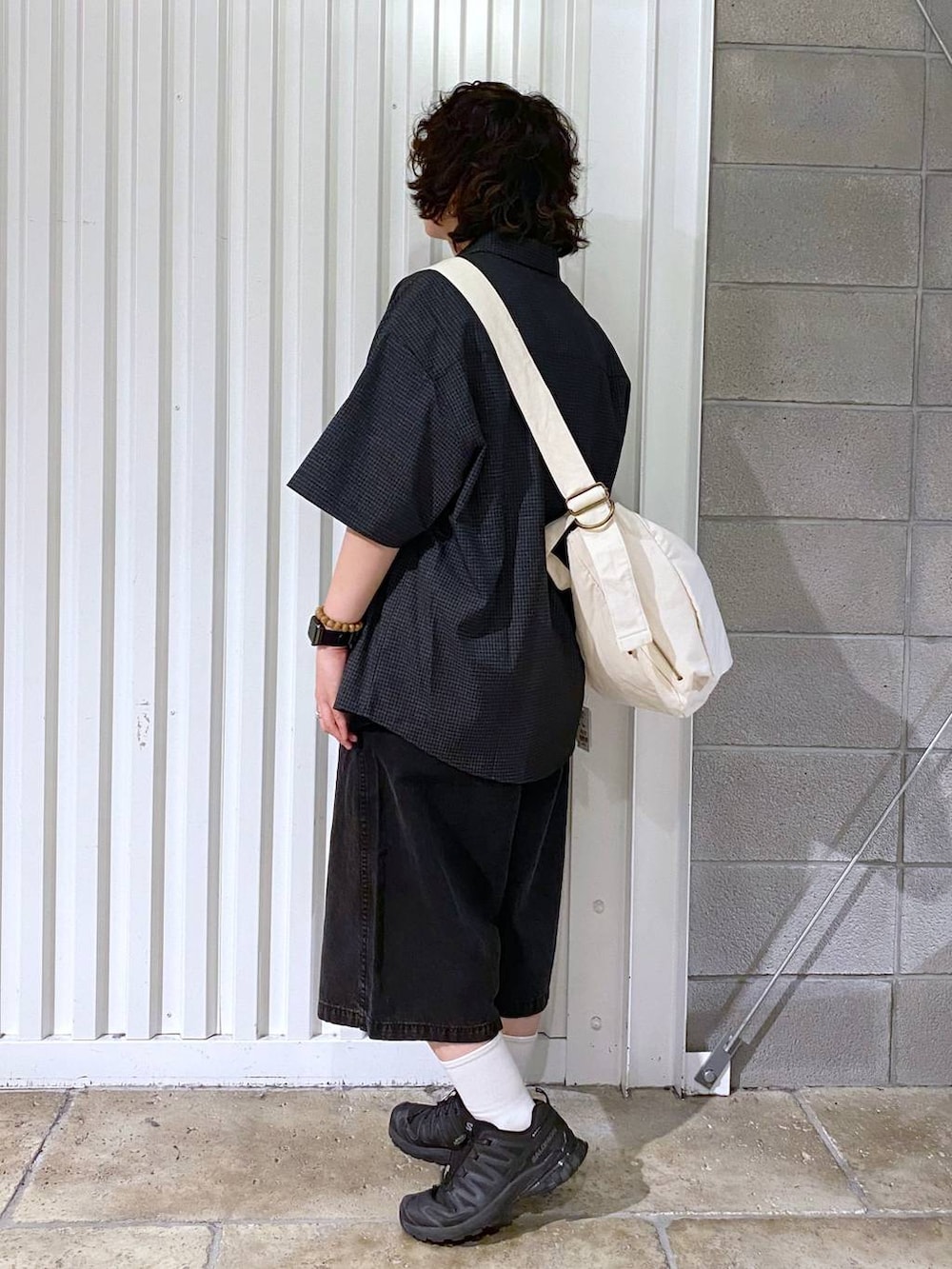 「ユニセックス、カジュアル、オーバーサイズ、デート/ロマンティック、低身長、女子ウケ、ラフ、ゆったり、モテ、ベーシック/シンプル、きれいめ、RAGEBLUE、シャツ、Tシャツ、ワイドパンツ」｜「RAGEBLUEのステンレスデザインショートネックレス（ネックレス、その他）」を使った、もりさん（メンズ・159cm）の夏コーディネートの7枚目の写真
