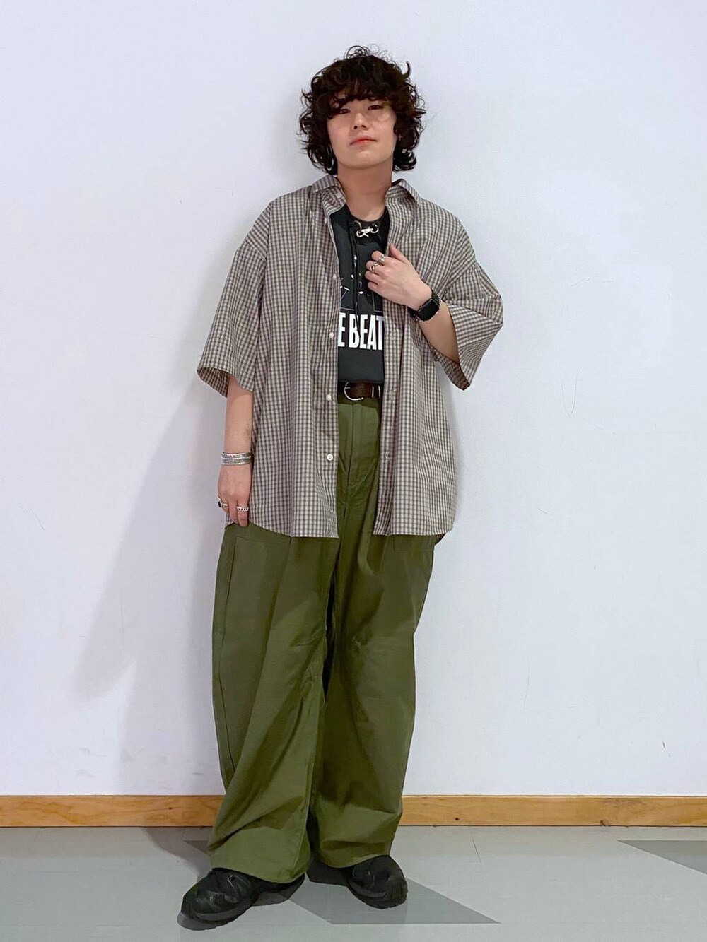「春コーデ、ユニセックス、カジュアル、オーバーサイズ、デート/ロマンティック、低身長、女子ウケ、ラフ、ゆったり、モテ、ベーシック/シンプル、きれいめ、RAGEBLUE、シャツ、Tシャツ」｜「RAGEBLUEのミリタリーバレル/パラシュートバルーンパンツ（カーゴパンツ、グリーン系）」を使った、もりさん（メンズ・159cm）の春コーディネートの3枚目の写真