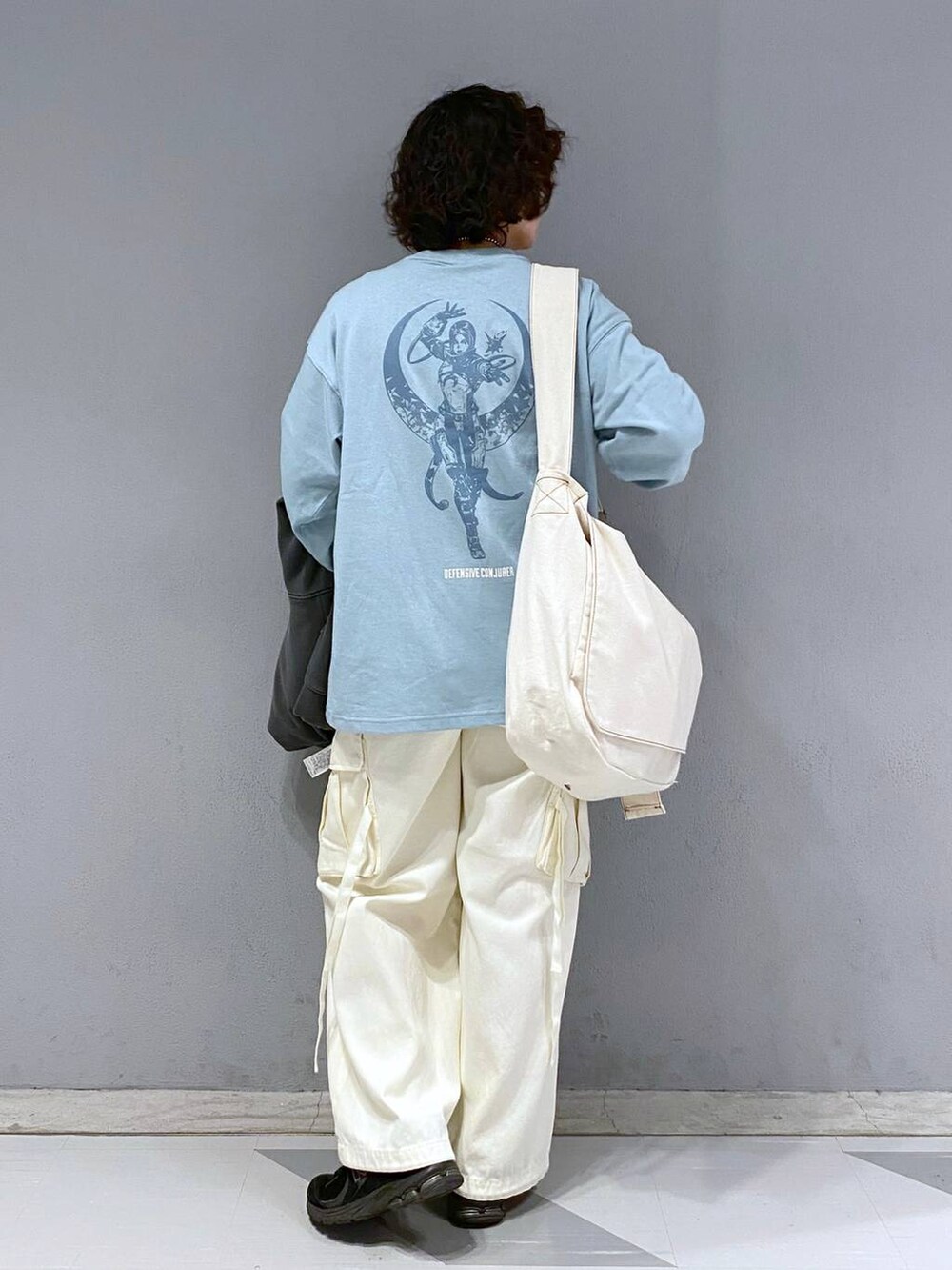 ブラック系のパーカー、ブルー系のTシャツ/カットソー、ホワイト系のカーゴパンツを着用したメンズの冬コーディネートの5枚目の写真