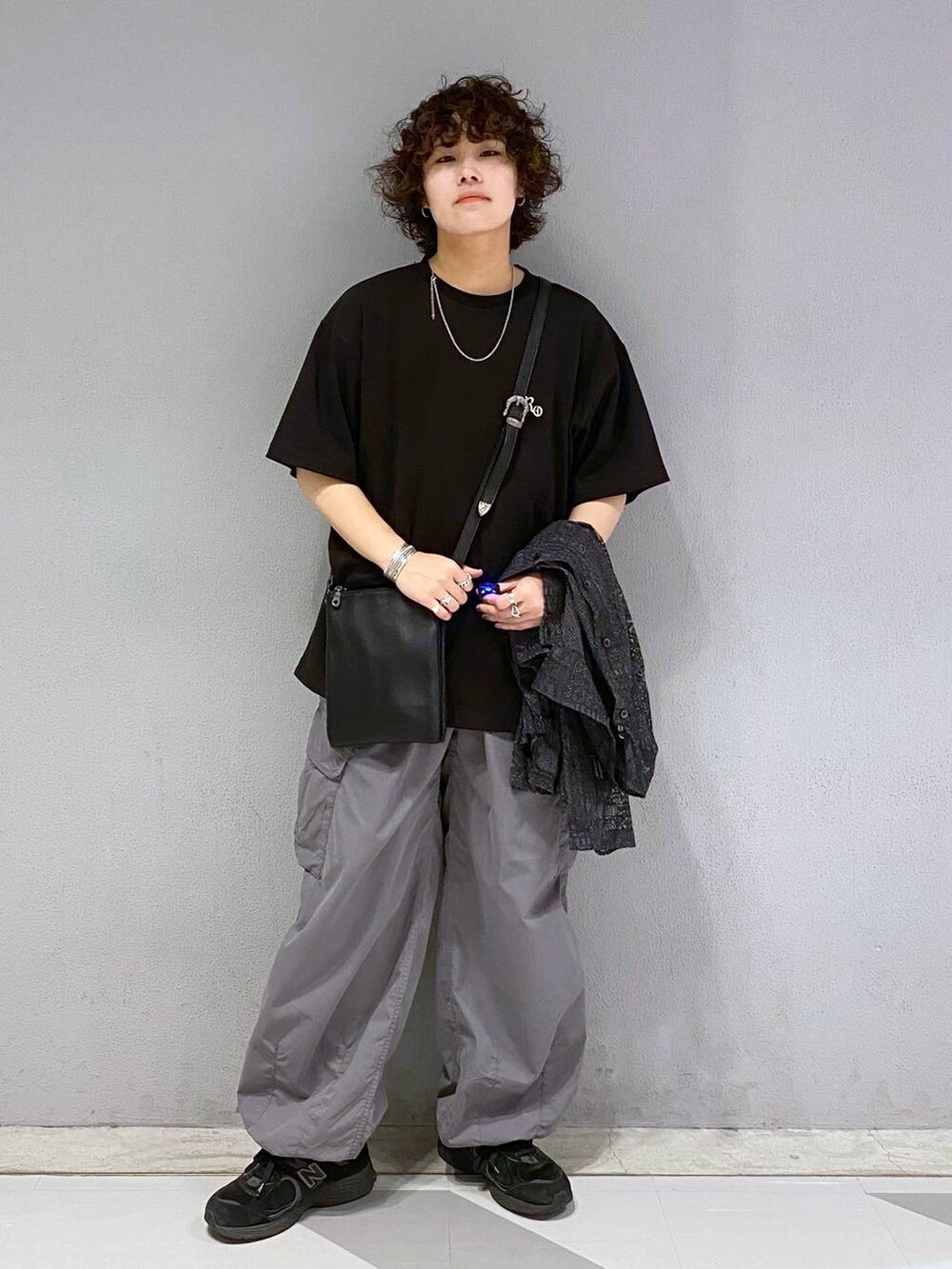 ブラック系のシャツ/ブラウス、ブラック系のショルダーバッグ、グレー系のカーゴパンツを着用したメンズの夏コーディネートの4枚目の写真