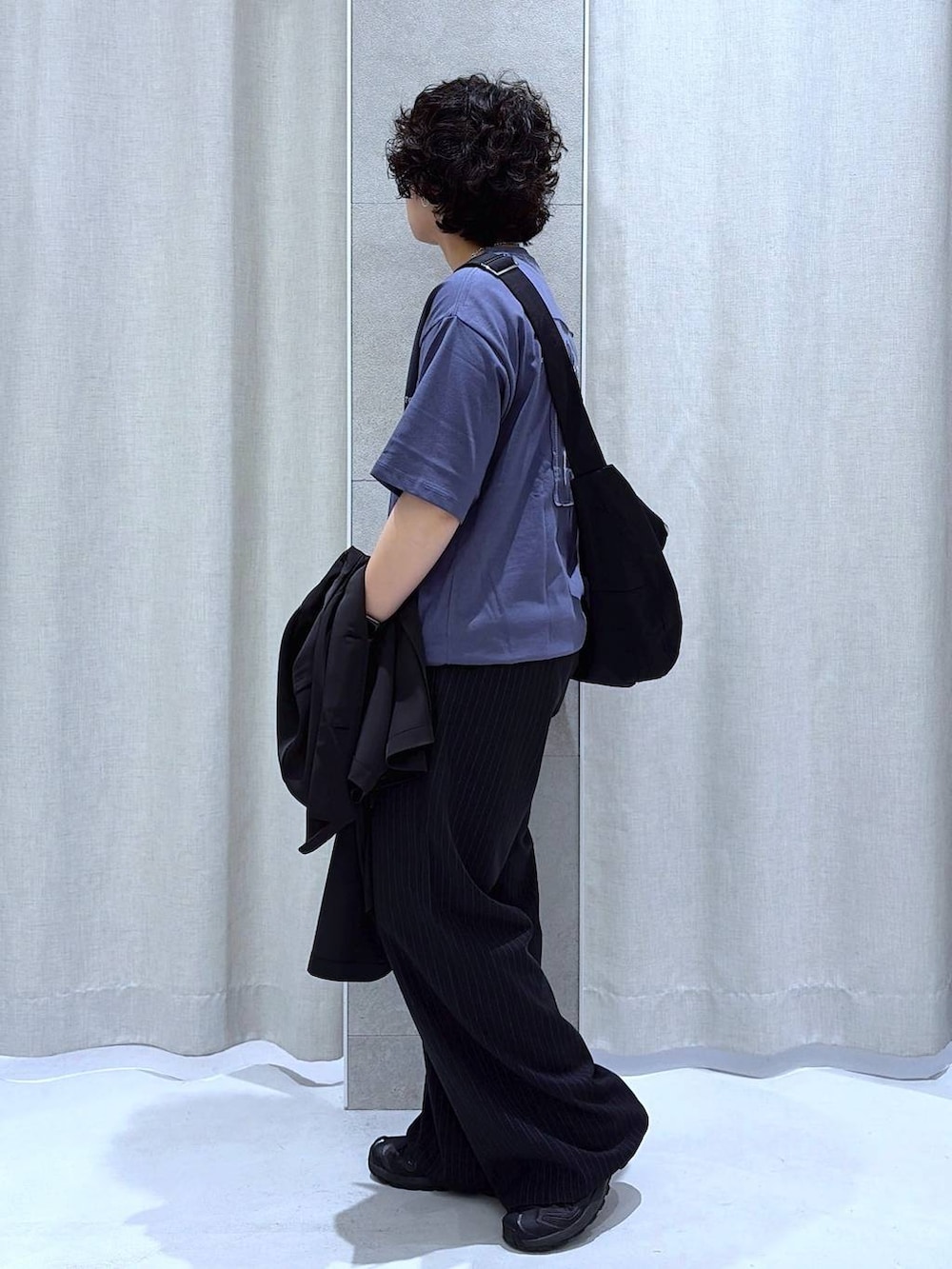 ブラック系のスラックス、ブラック系のシャツ/ブラウス、ブルー系のTシャツ/カットソーを着用したメンズの夏コーディネートの6枚目の写真